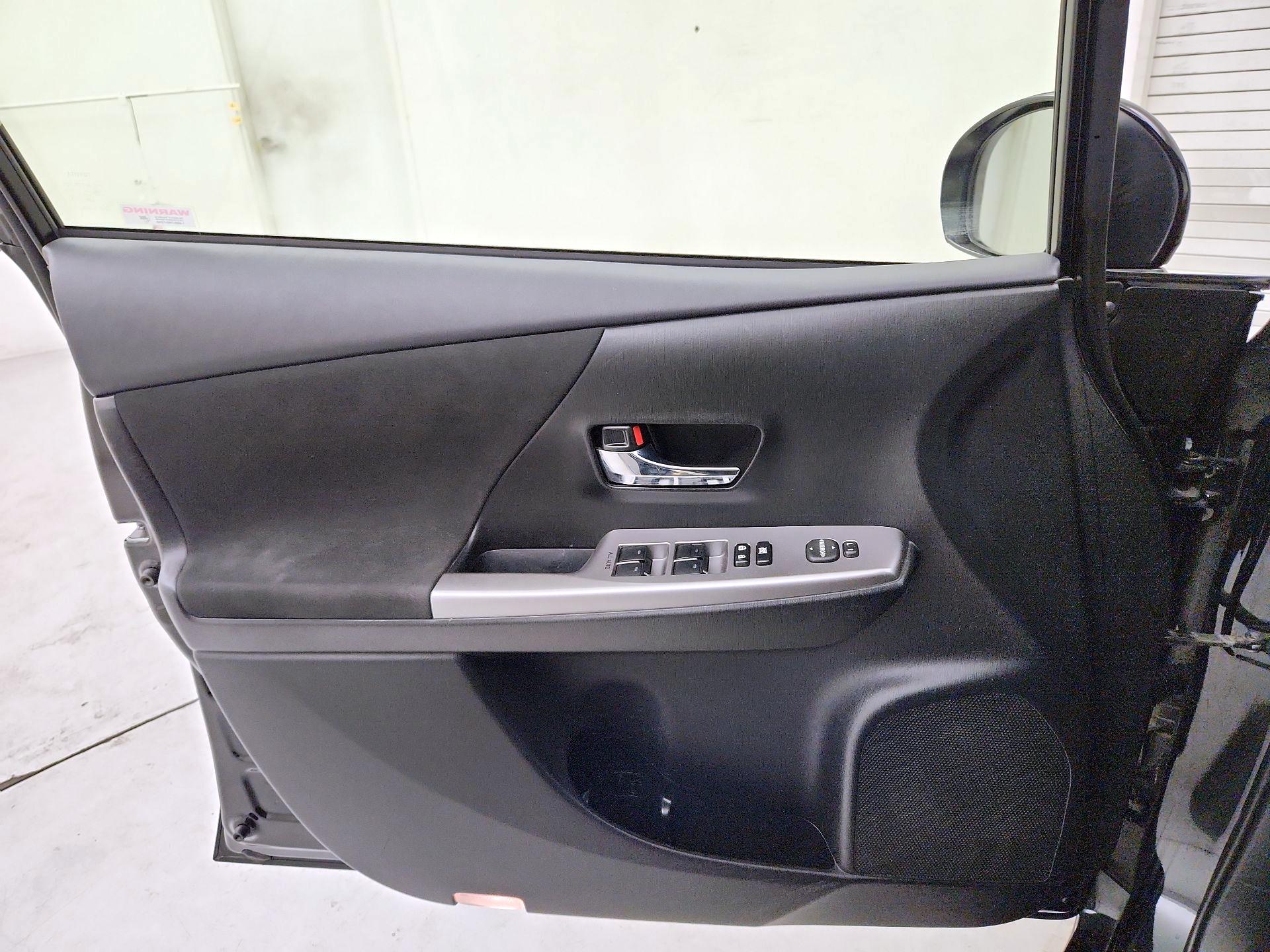 Thumbnail: 2017 Toyota Prius v - 12