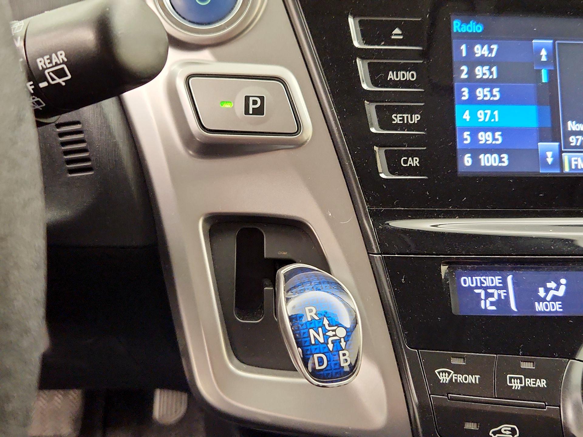 Thumbnail: 2017 Toyota Prius v - 17