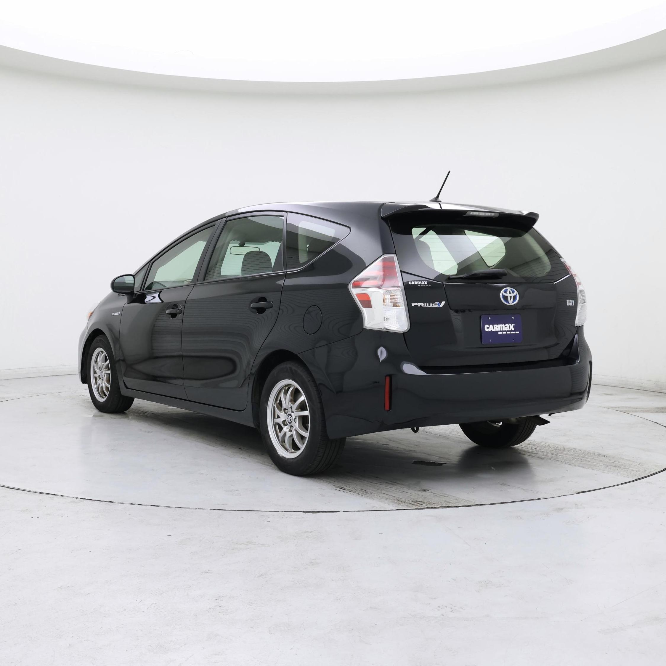 Thumbnail: 2017 Toyota Prius v - 2