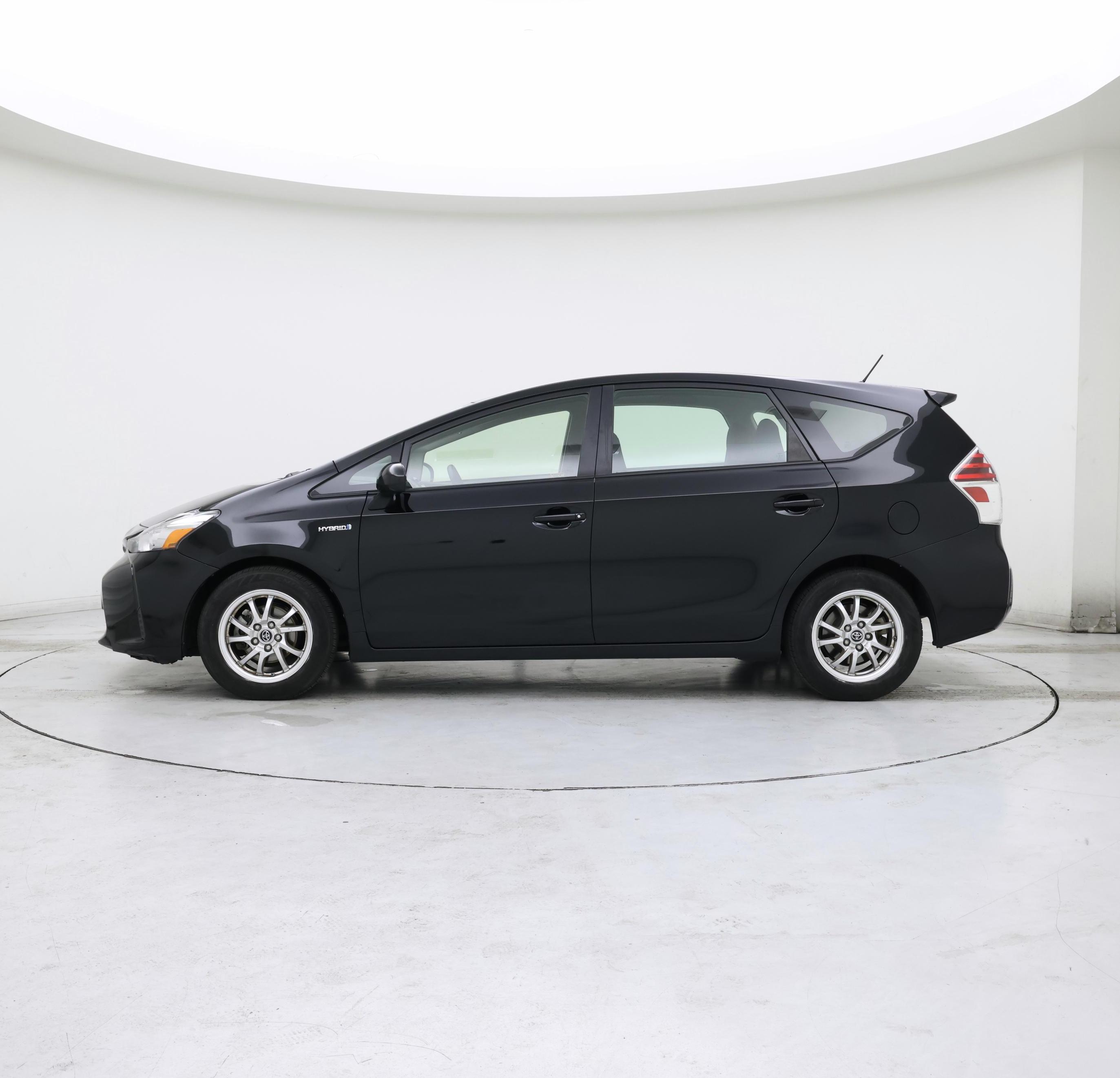 Thumbnail: 2017 Toyota Prius v - 3