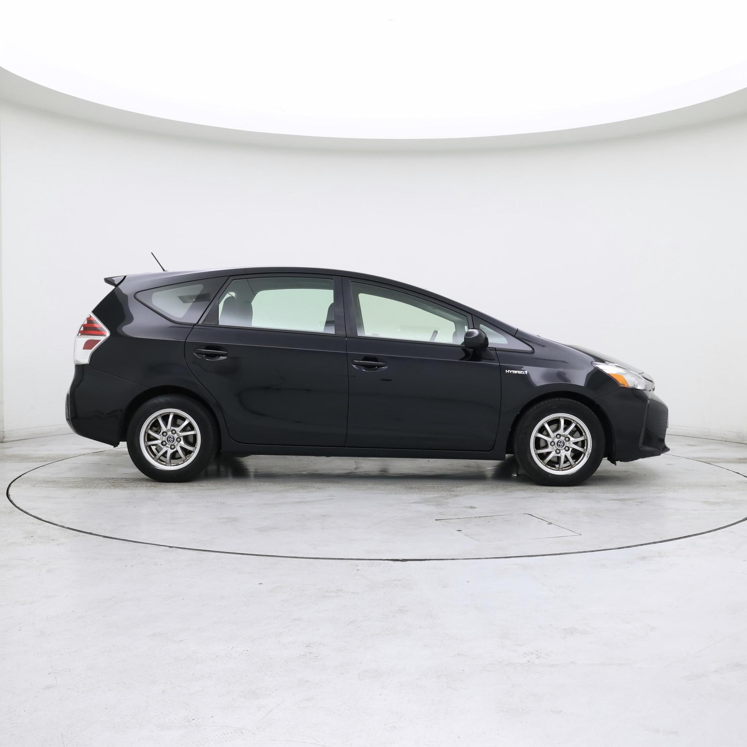 Thumbnail: 2017 Toyota Prius v - 7