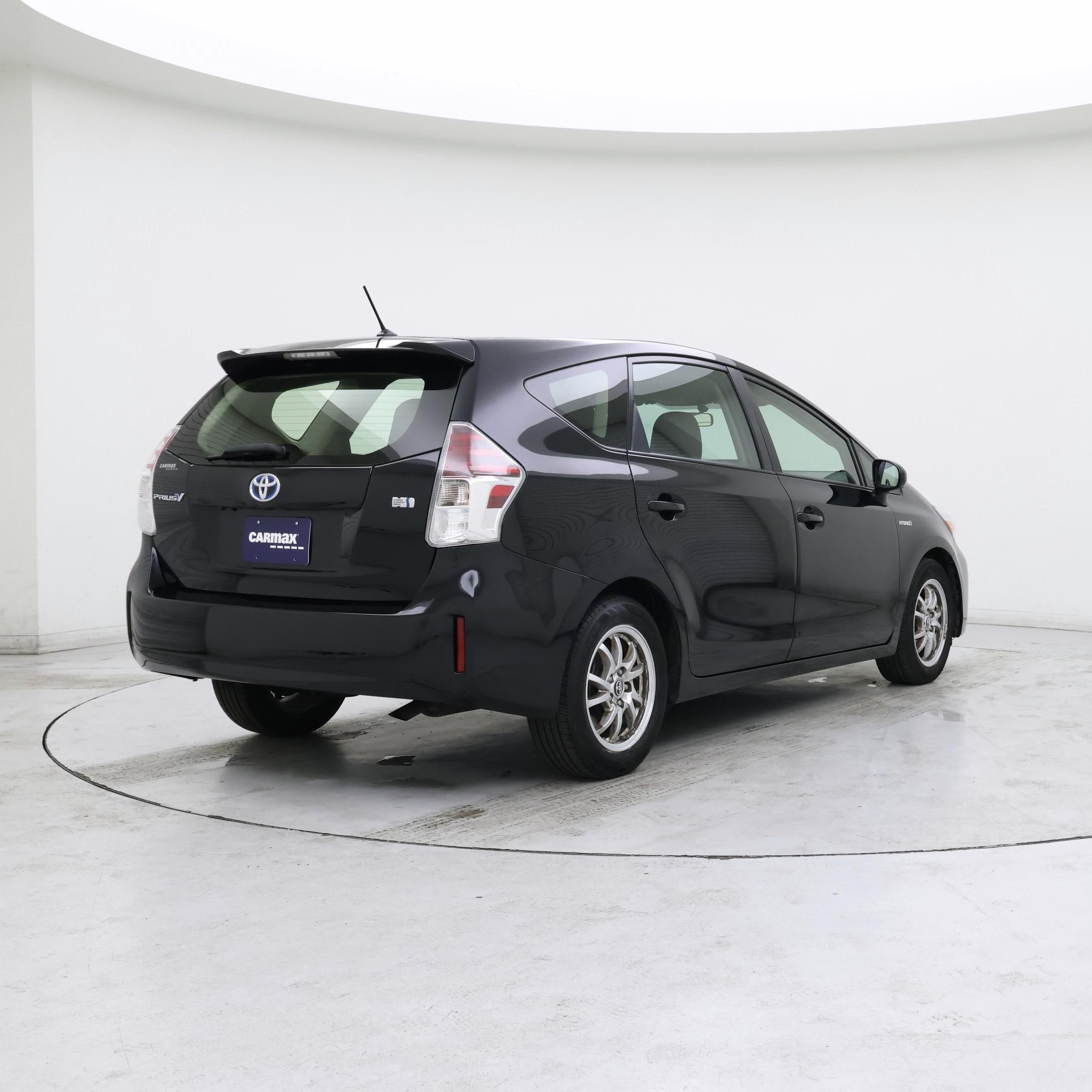Thumbnail: 2017 Toyota Prius v - 8