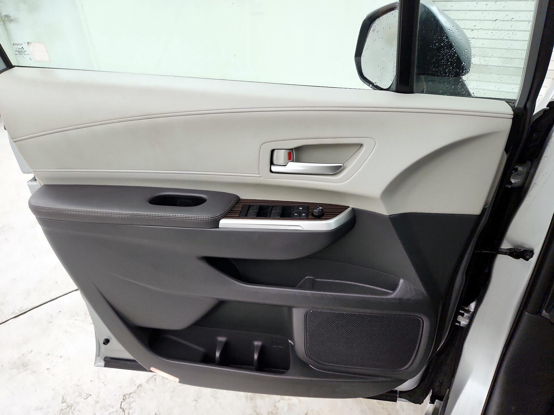 Thumbnail: 2022 Toyota Sienna - 12