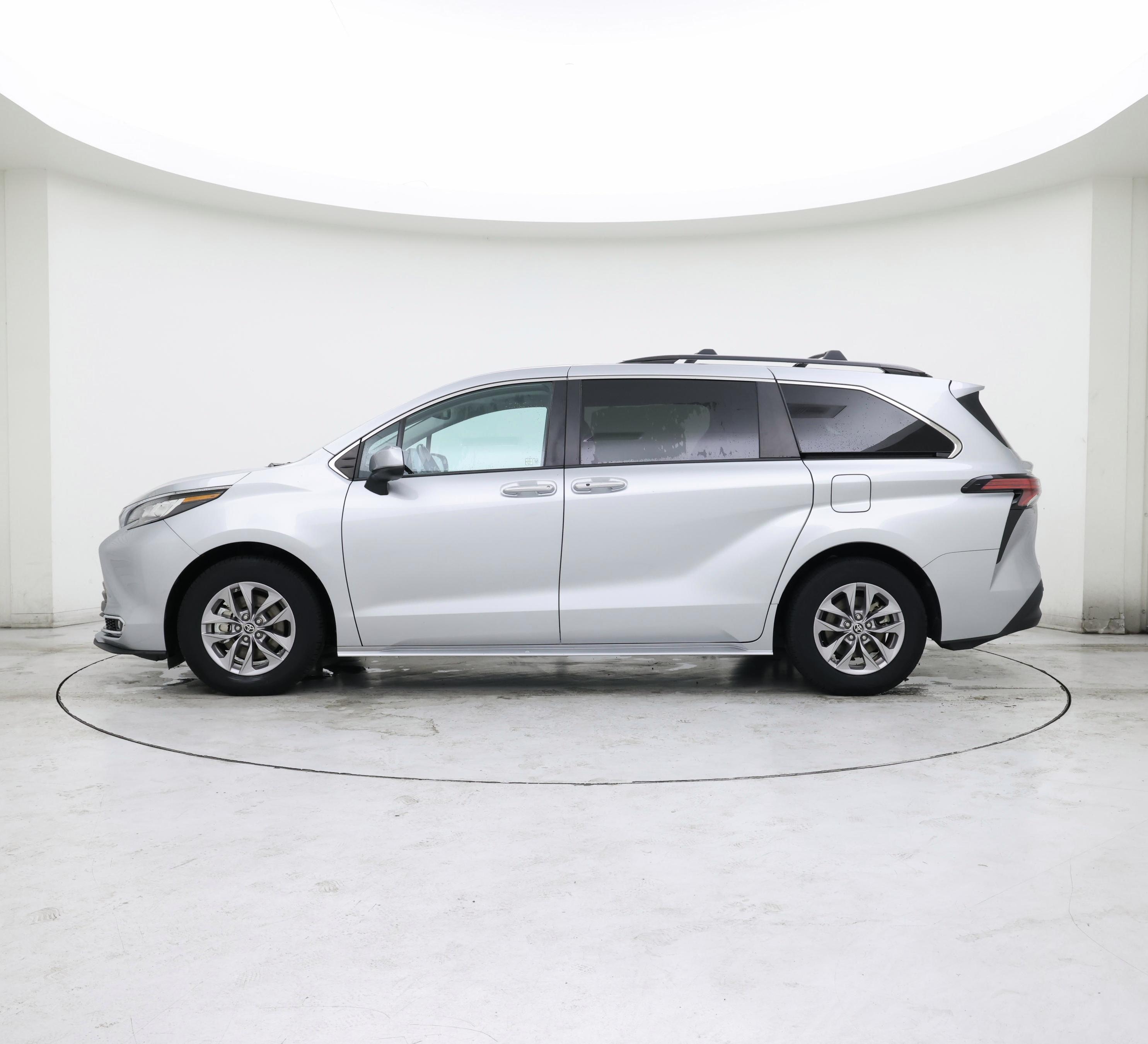 Thumbnail: 2022 Toyota Sienna - 3