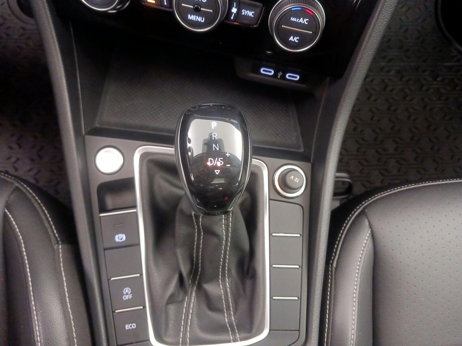 2022 Volkswagen Jetta SE - Photo 18