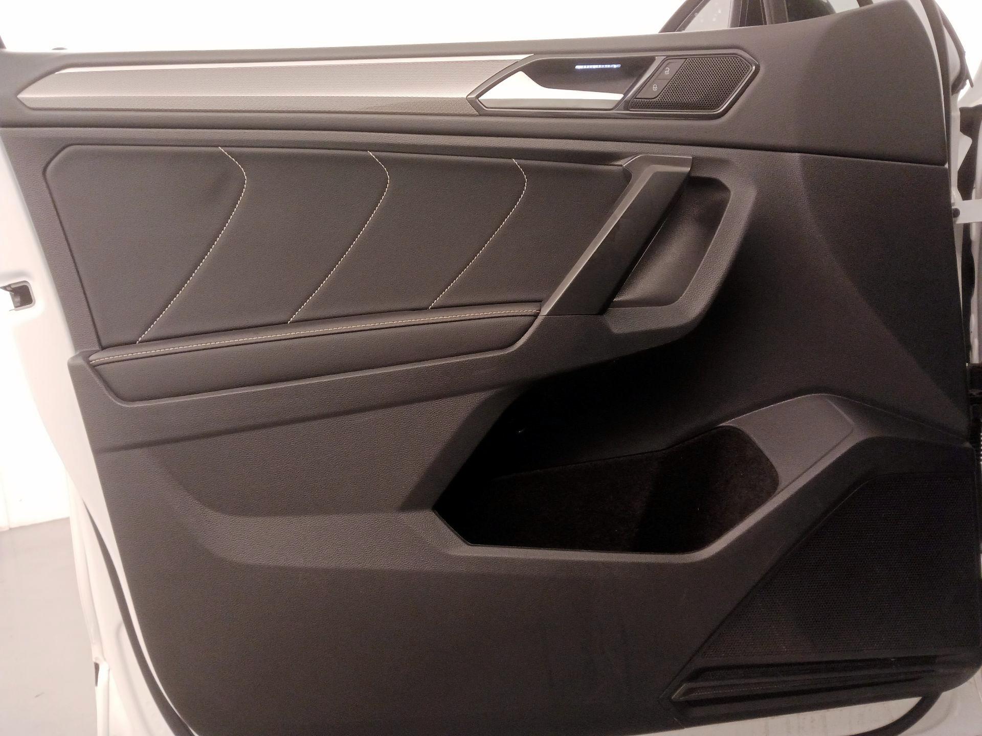 Thumbnail: 2023 Volkswagen Tiguan - 12