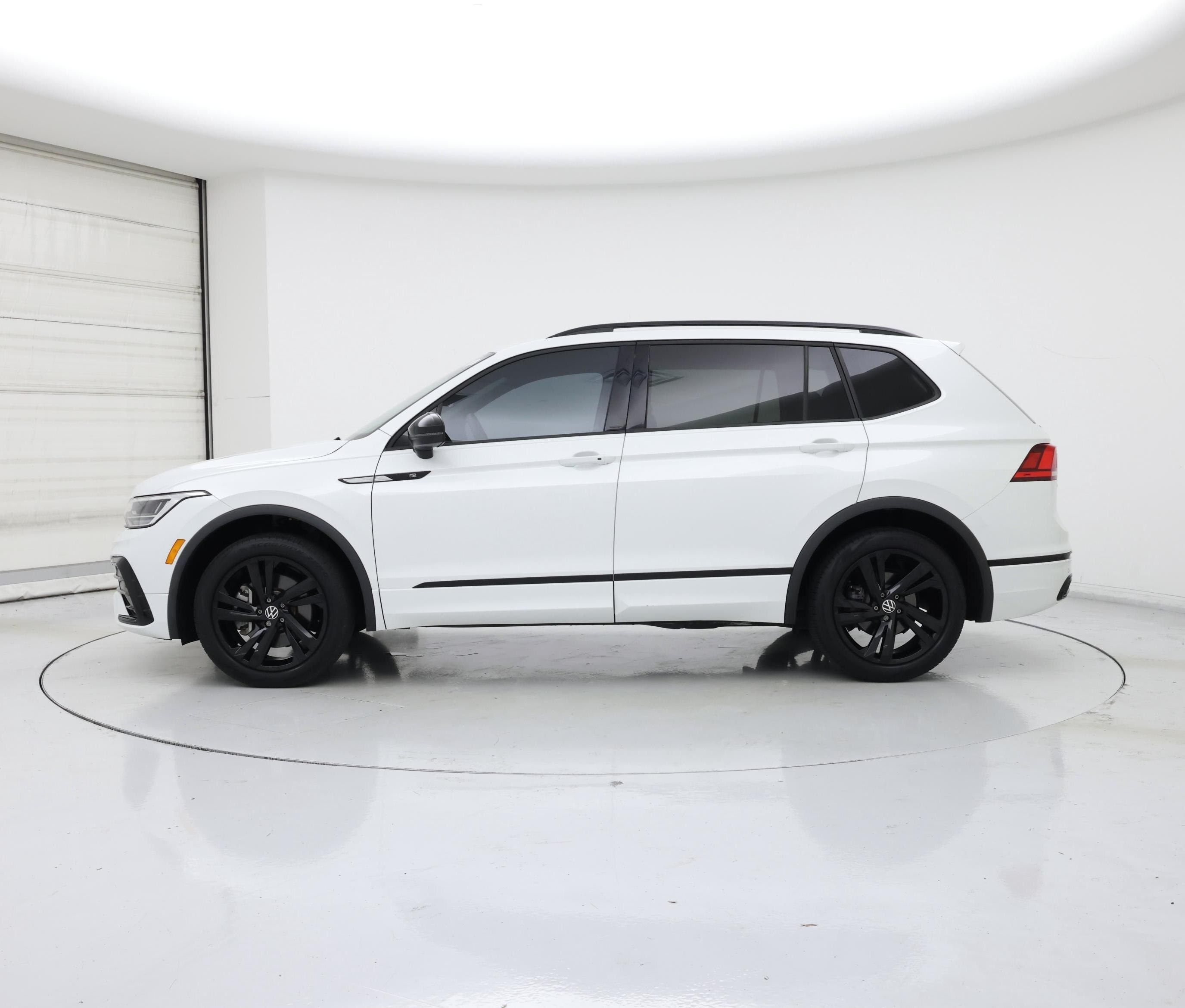 Thumbnail: 2023 Volkswagen Tiguan - 3