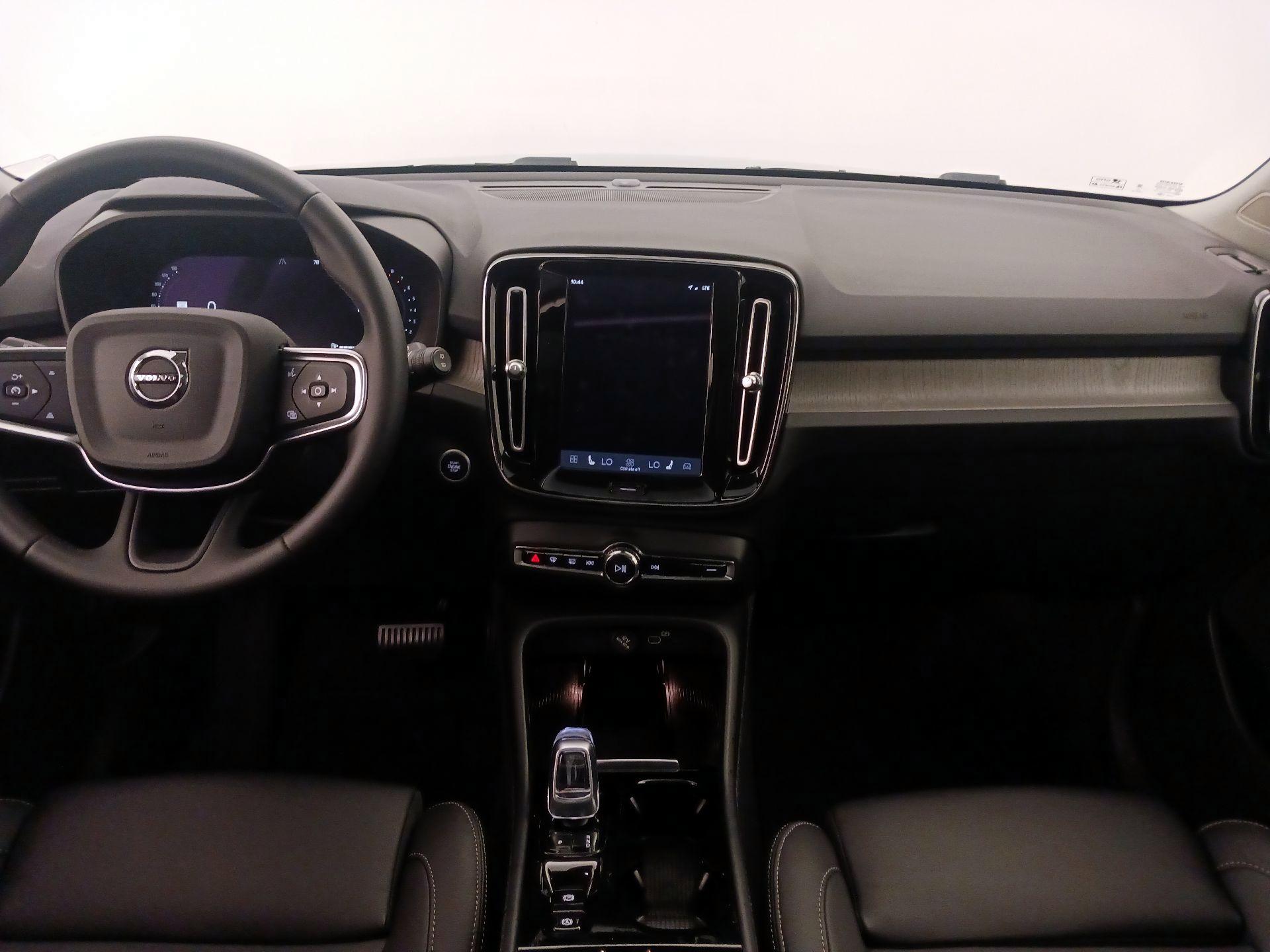 Thumbnail: 2023 Volvo XC40 - 9