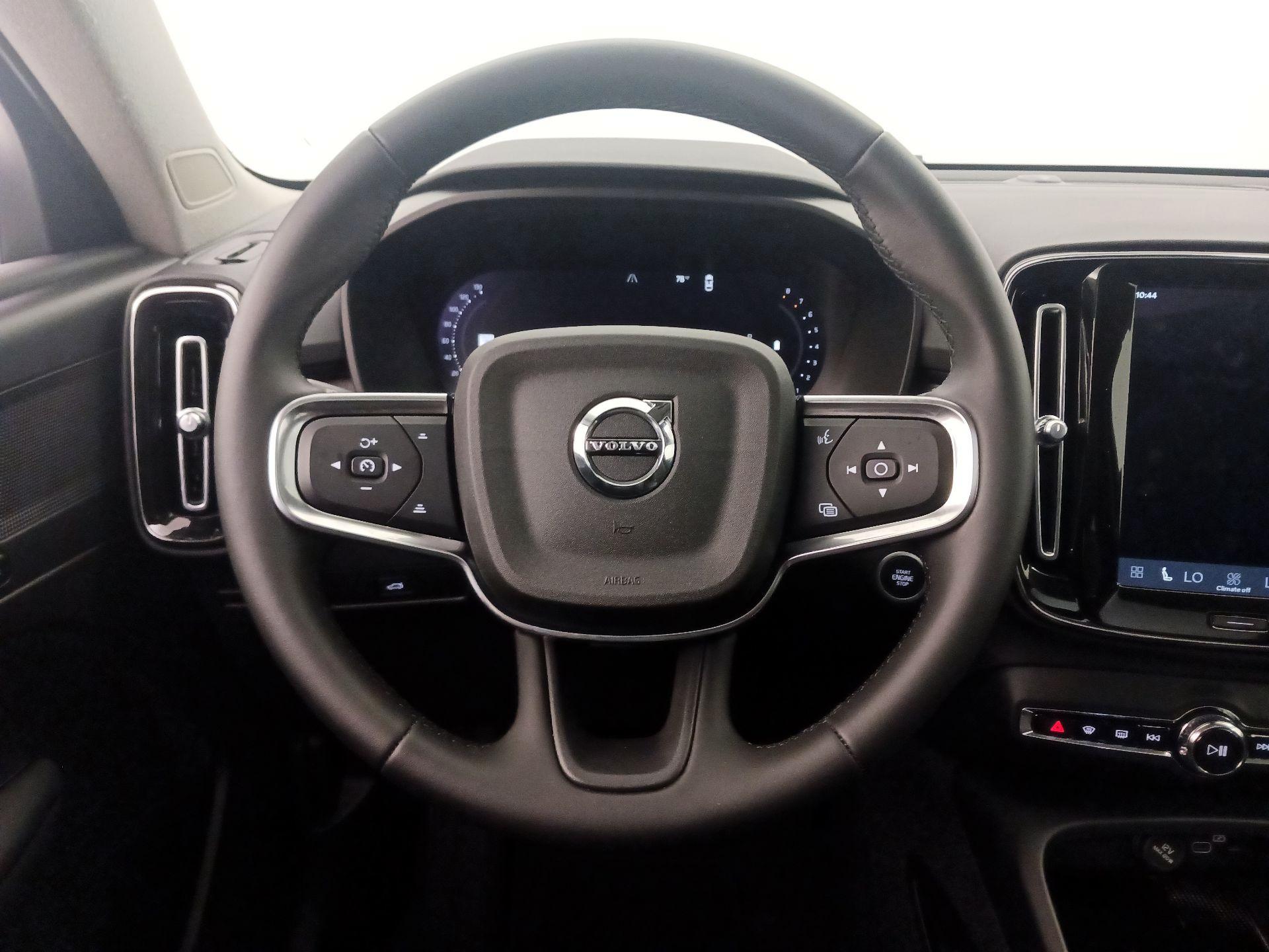 Thumbnail: 2023 Volvo XC40 - 10
