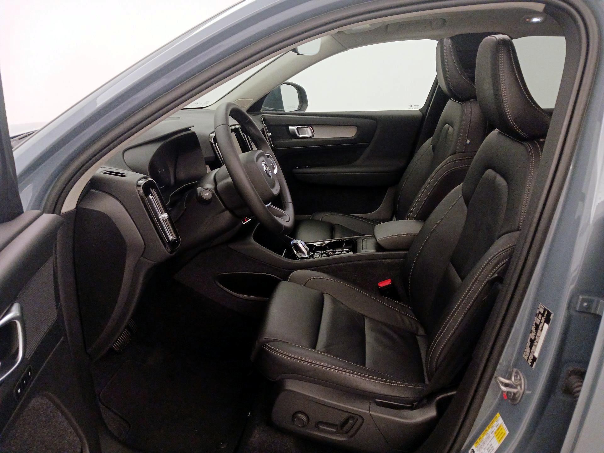 Thumbnail: 2023 Volvo XC40 - 11