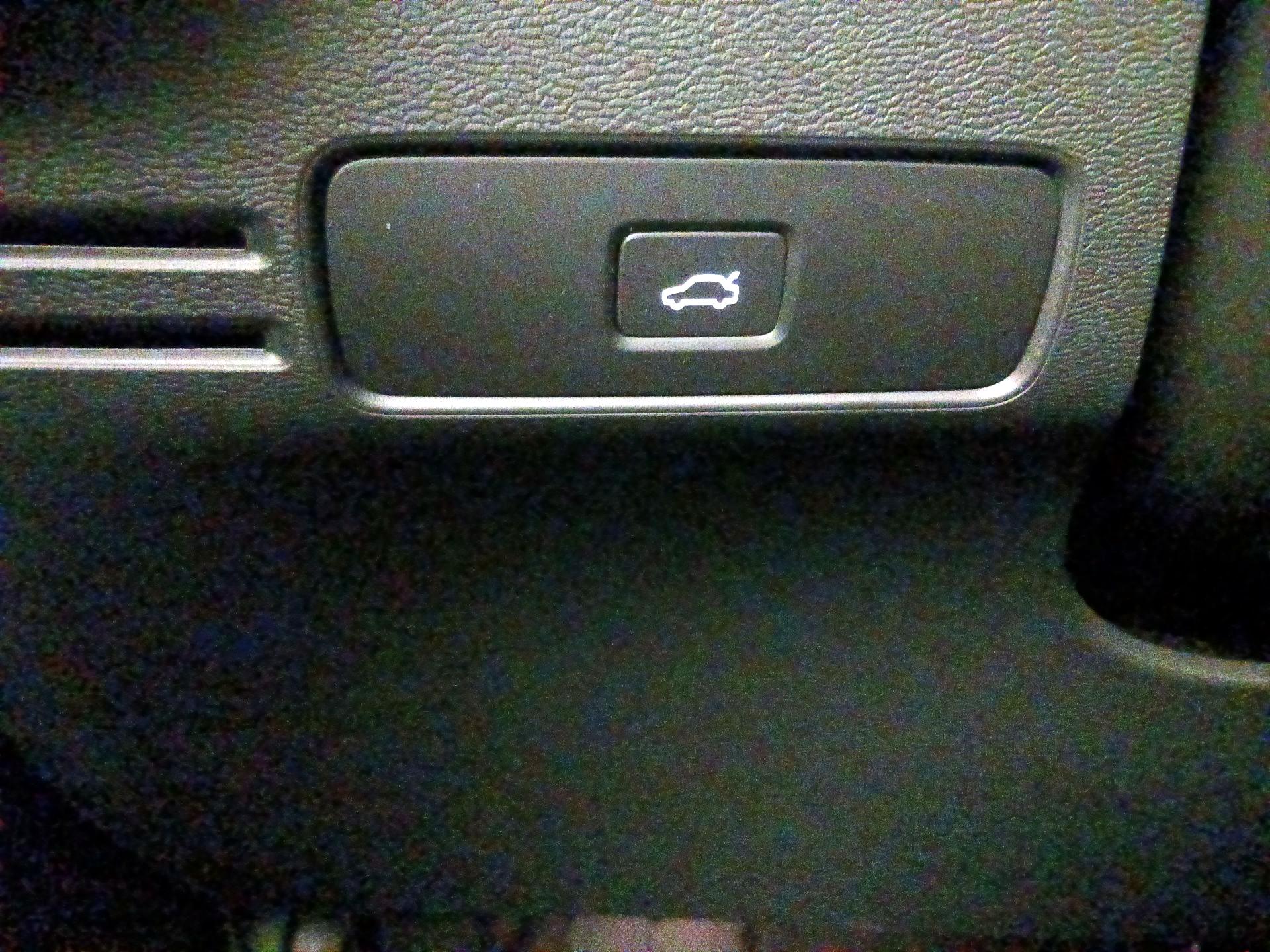 Thumbnail: 2023 Volvo XC40 - 13