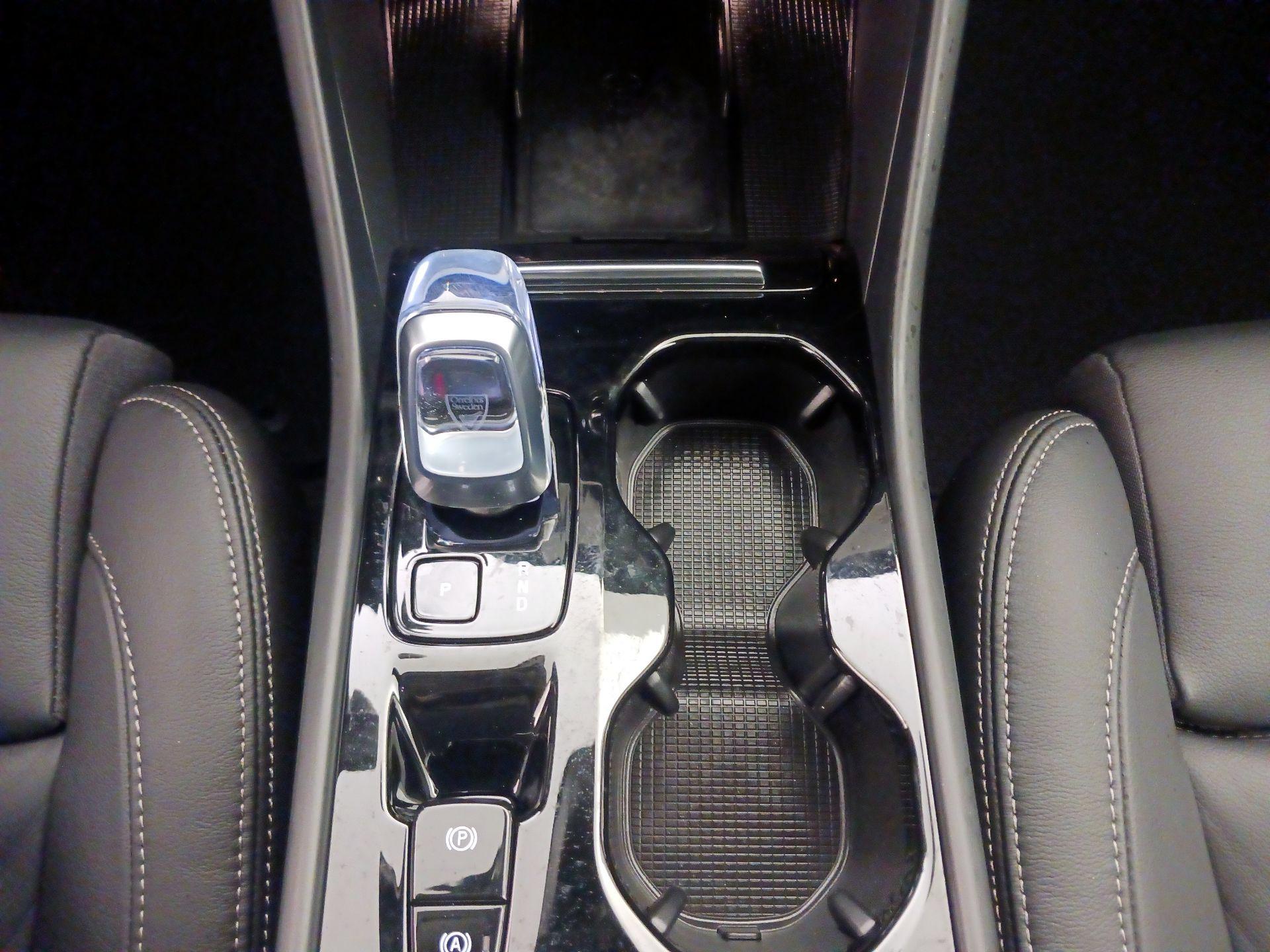 Thumbnail: 2023 Volvo XC40 - 17