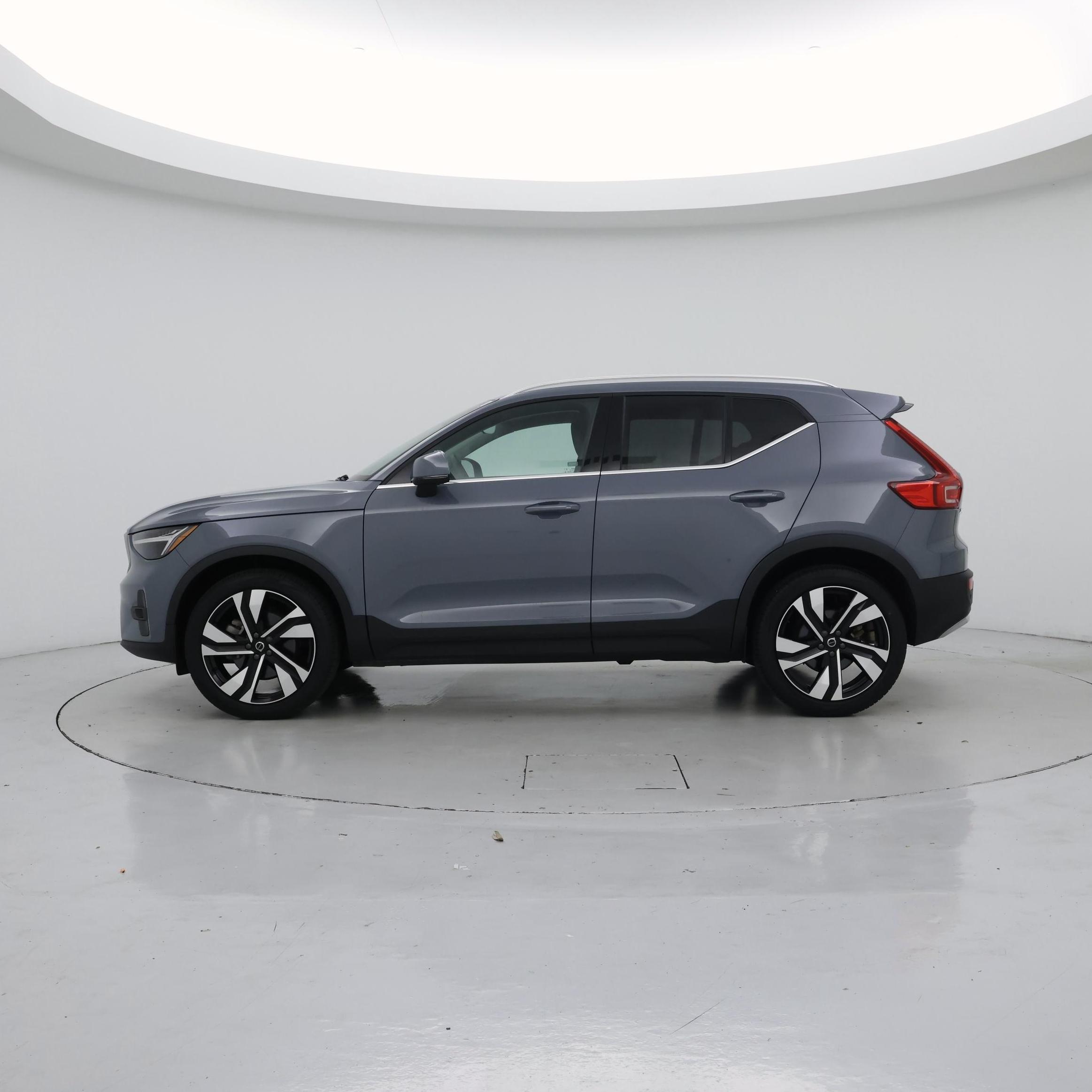 Thumbnail: 2023 Volvo XC40 - 3