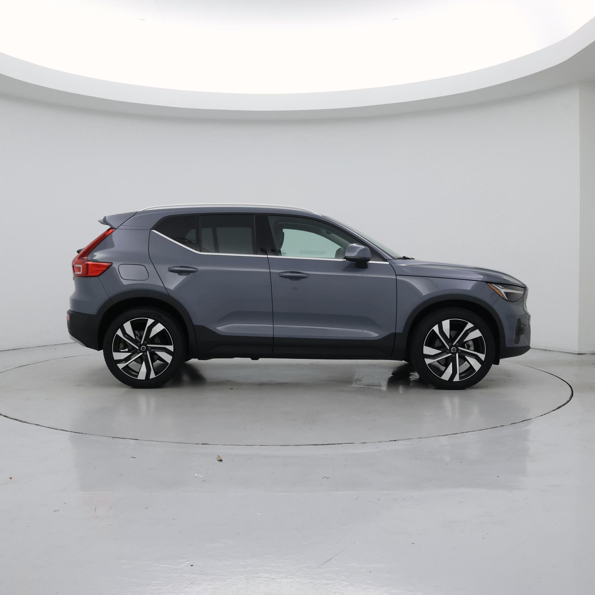 Thumbnail: 2023 Volvo XC40 - 7