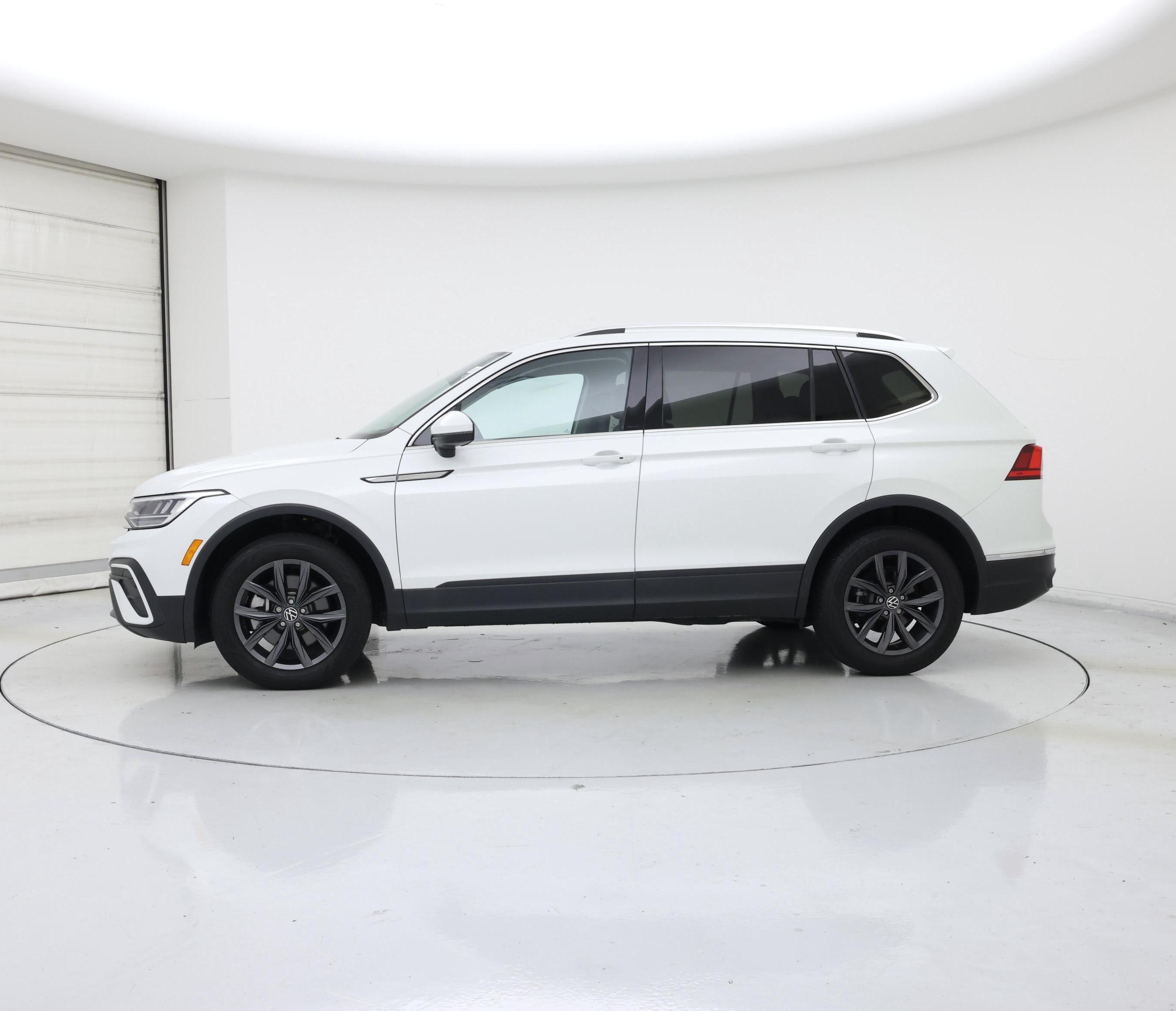 Thumbnail: 2023 Volkswagen Tiguan - 3