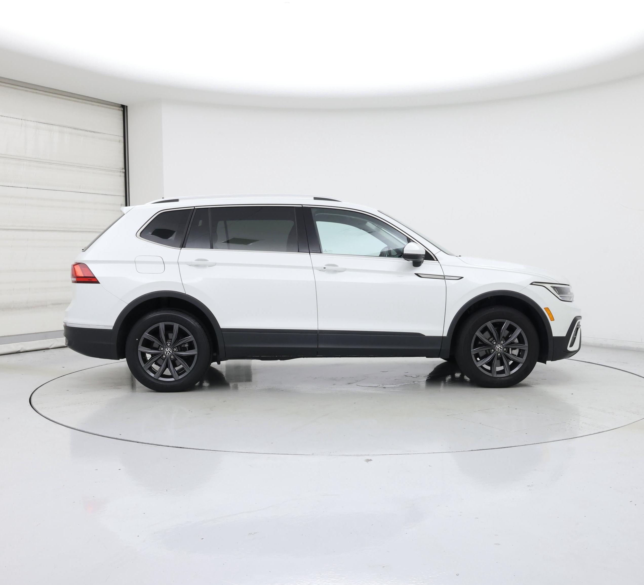 Thumbnail: 2023 Volkswagen Tiguan - 7