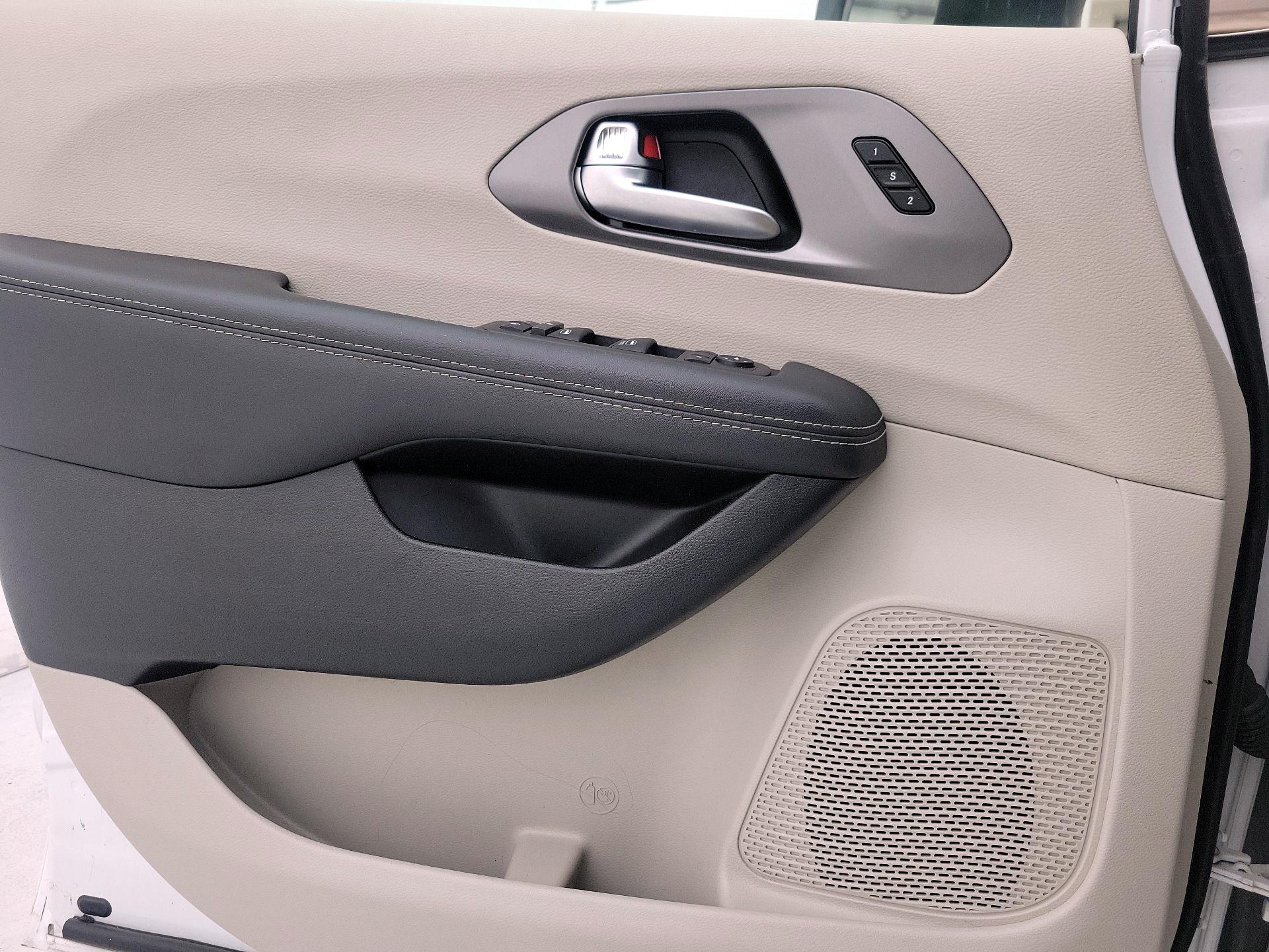 Thumbnail: 2023 Chrysler Pacifica - 12