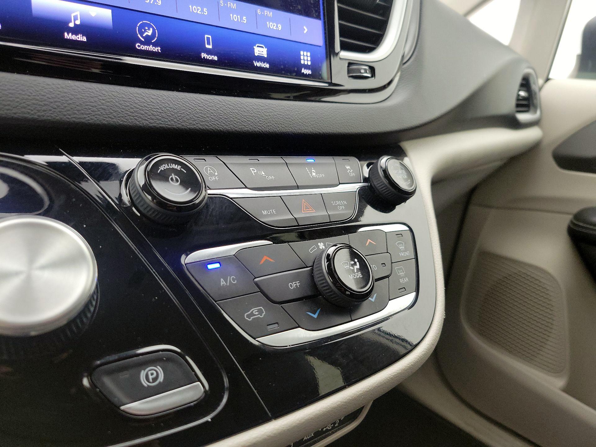Thumbnail: 2023 Chrysler Pacifica - 16