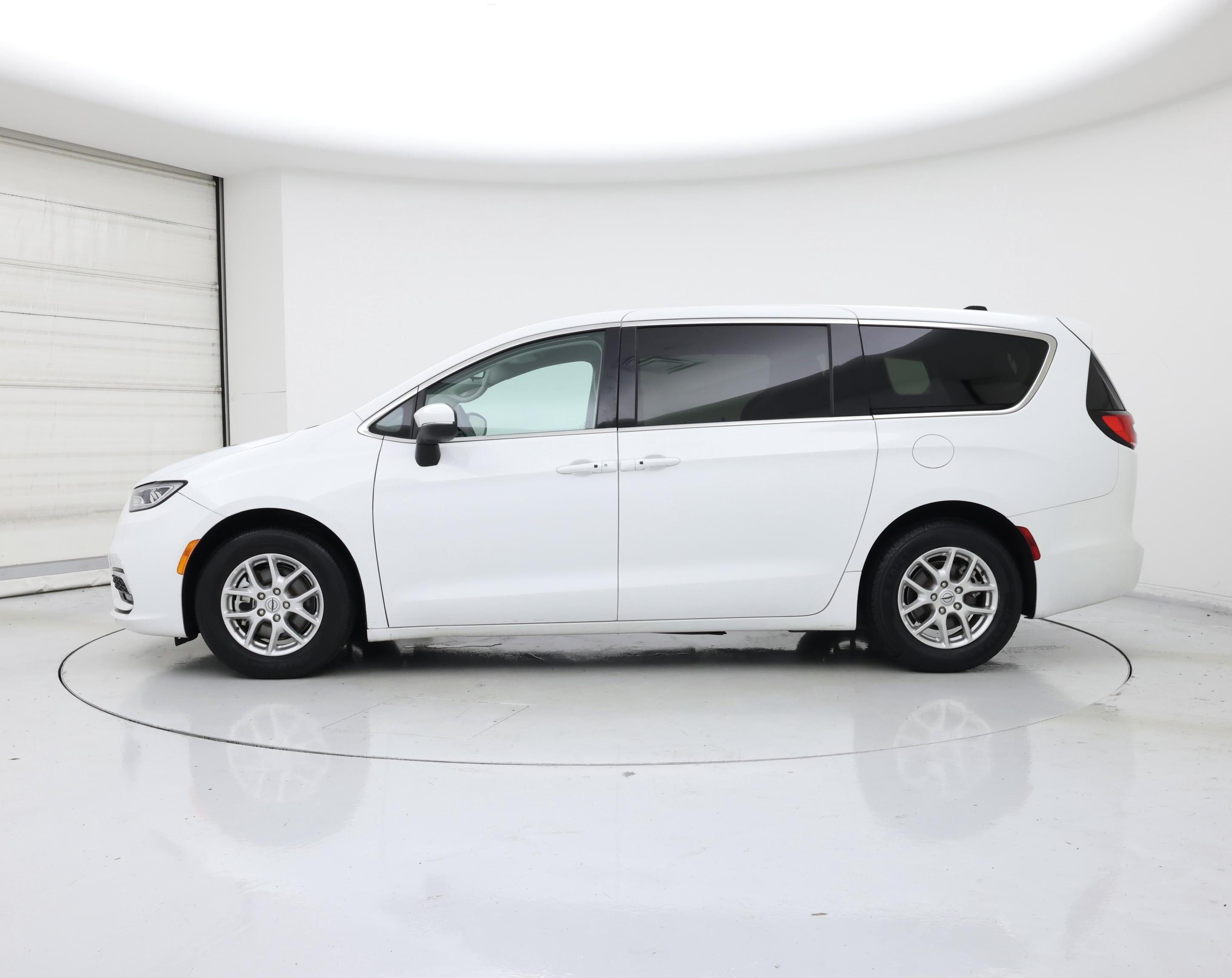 Thumbnail: 2023 Chrysler Pacifica - 3