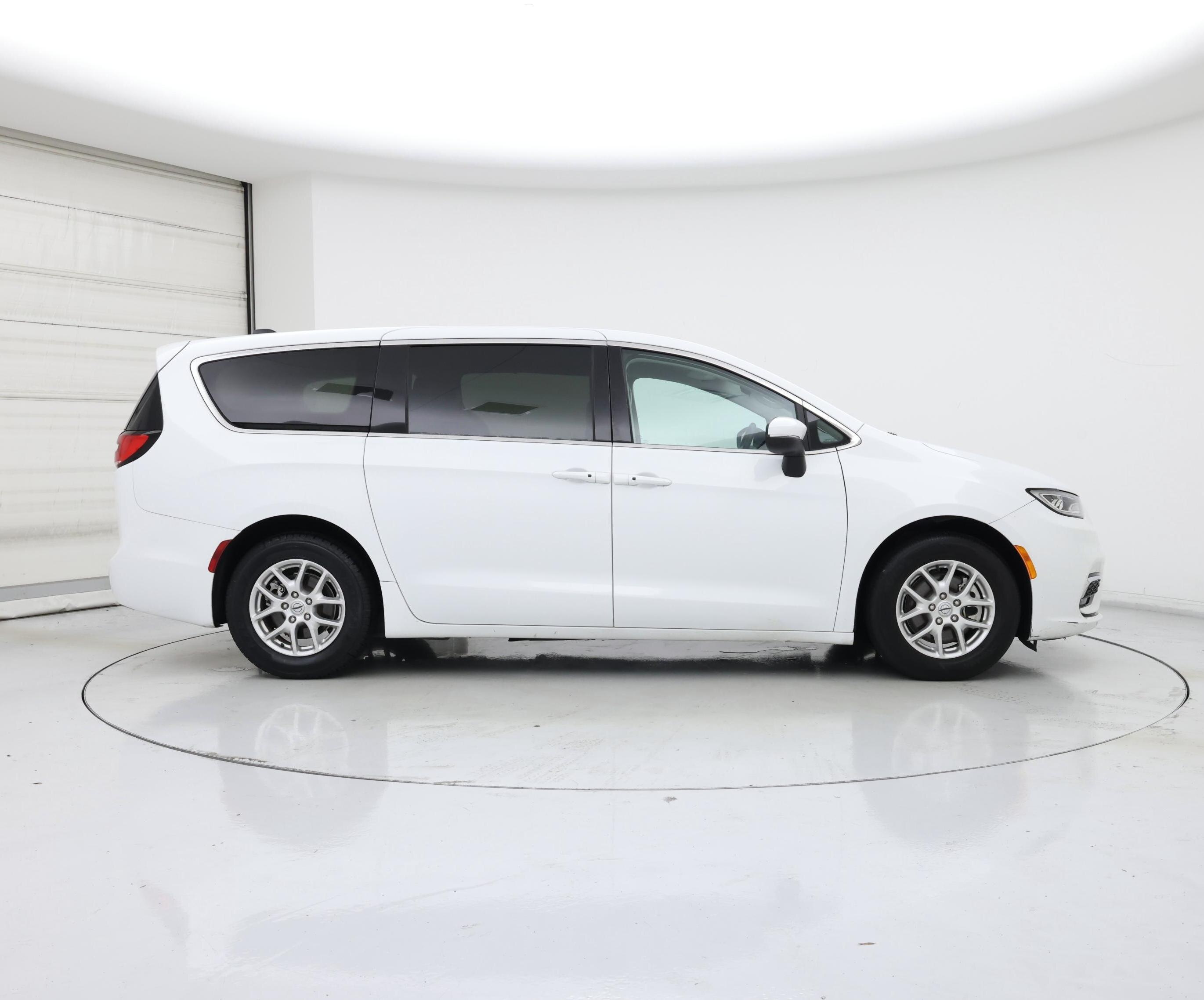 Thumbnail: 2023 Chrysler Pacifica - 7