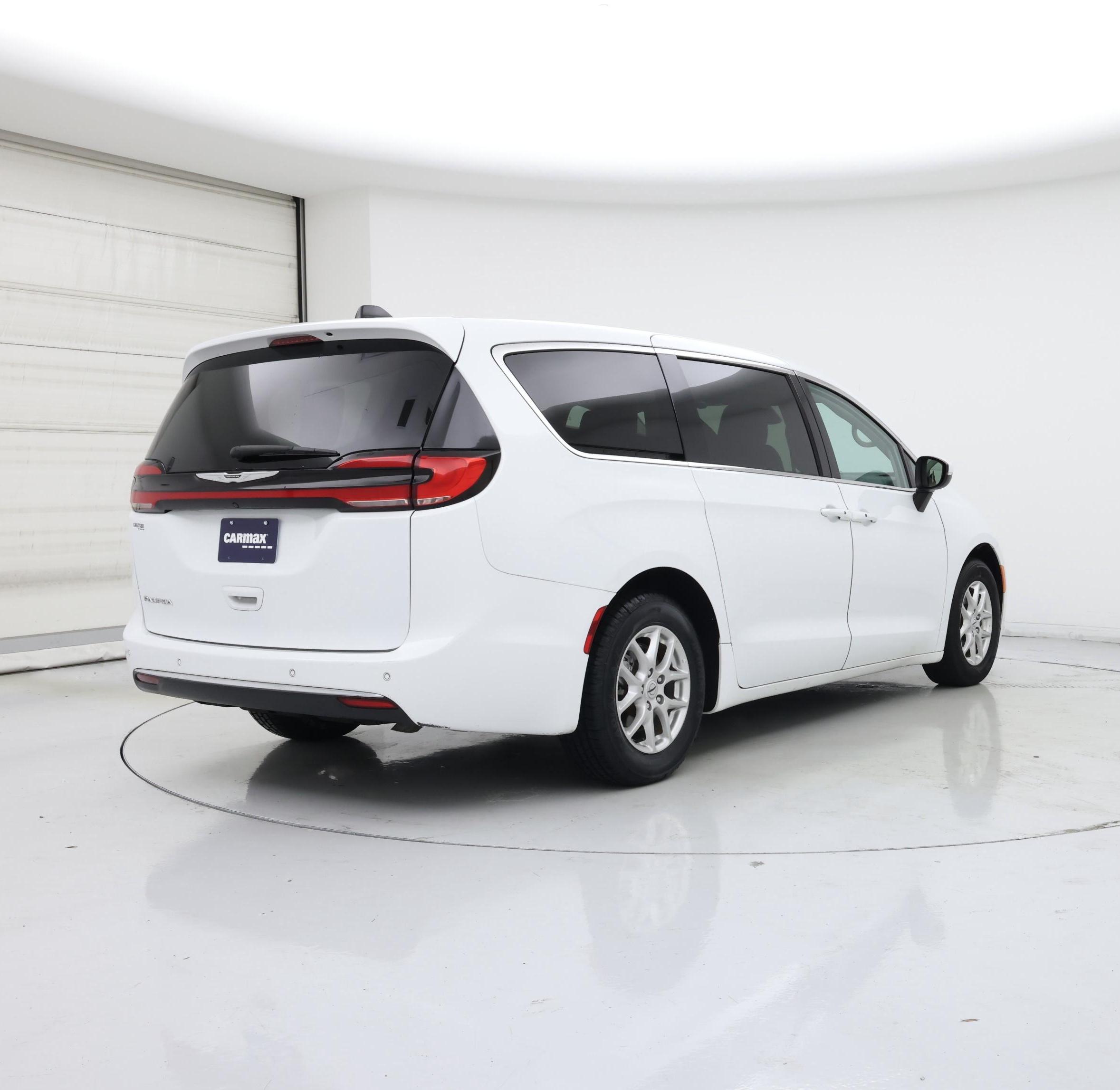 Thumbnail: 2023 Chrysler Pacifica - 8