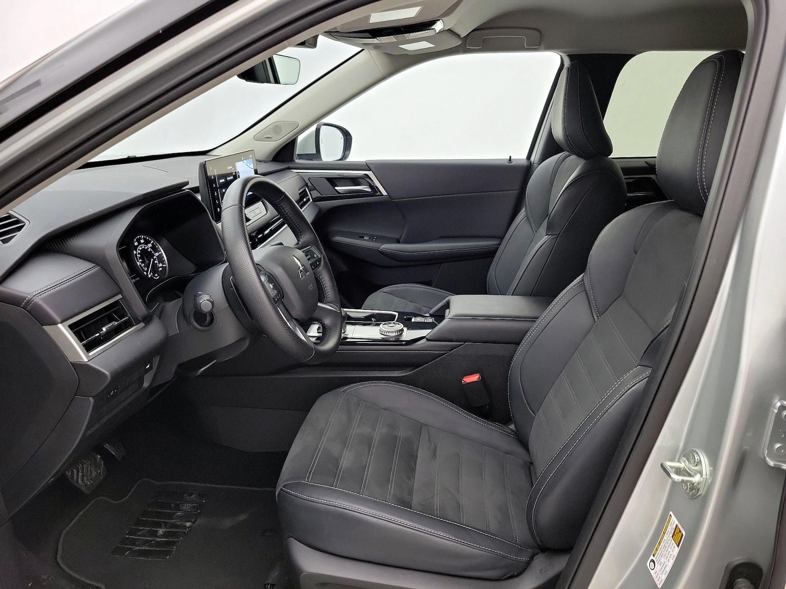 2025 Mitsubishi Outlander SE - Photo 12