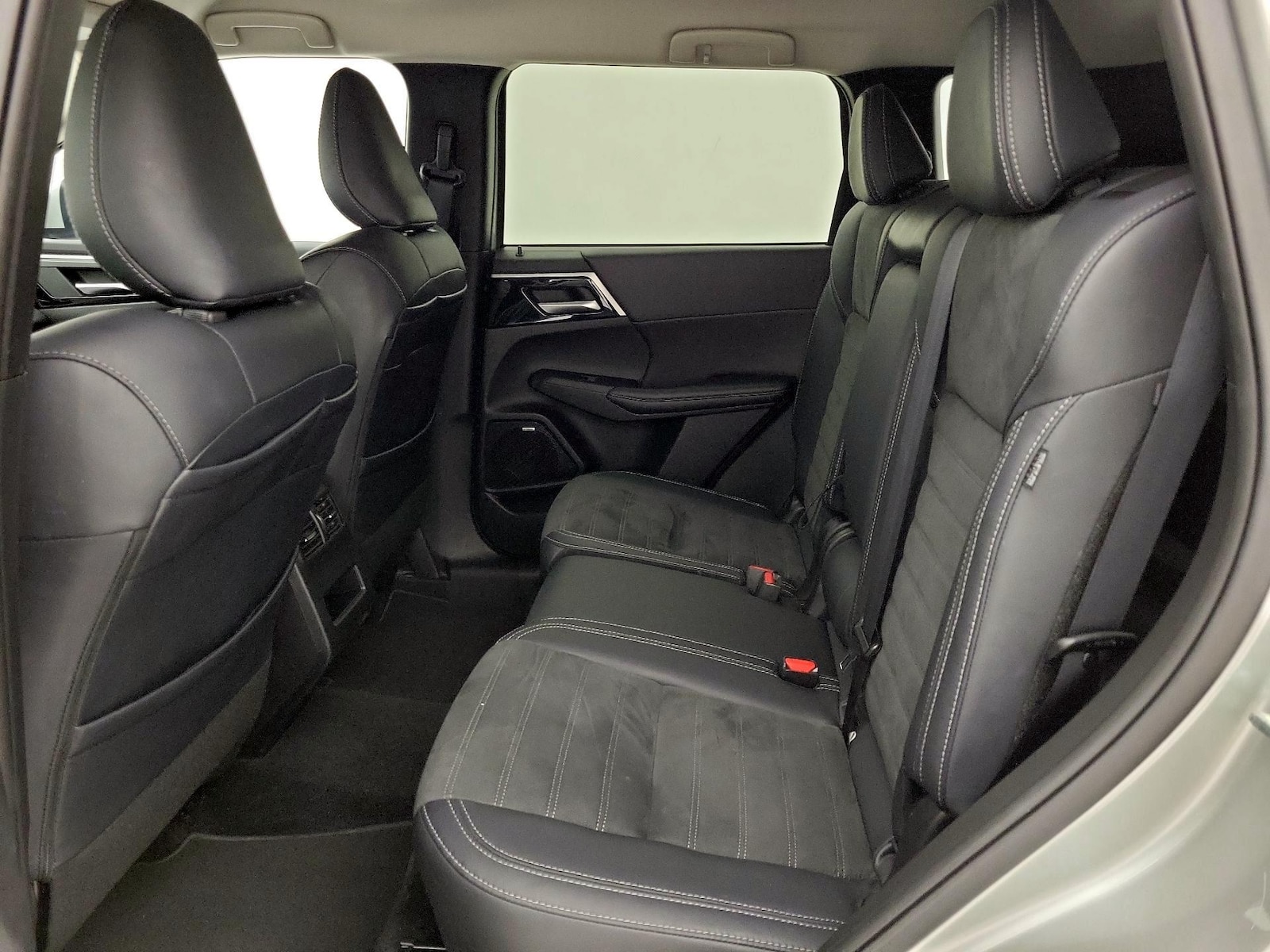 2025 Mitsubishi Outlander SE - Photo 21