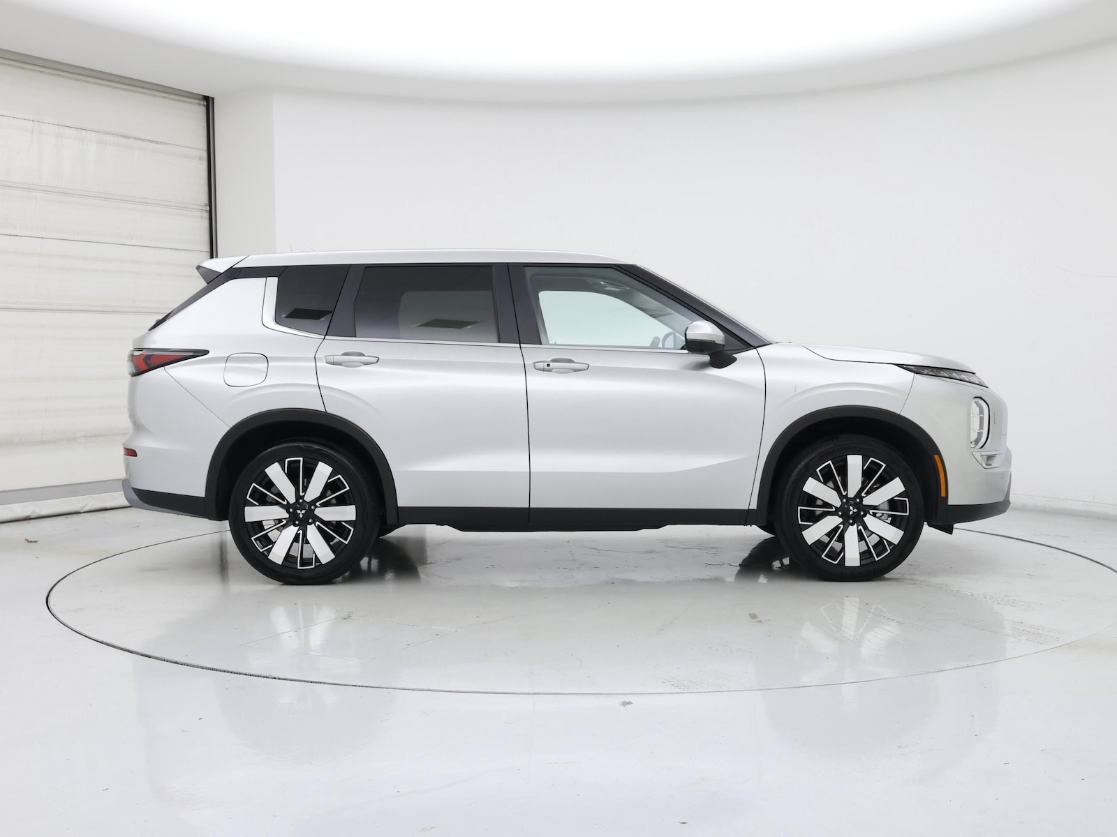 2025 Mitsubishi Outlander SE - Photo 8