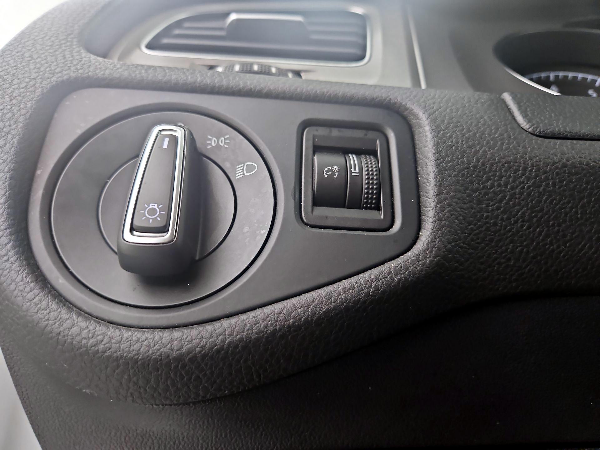 Thumbnail: 2016 Volkswagen Golf - 13