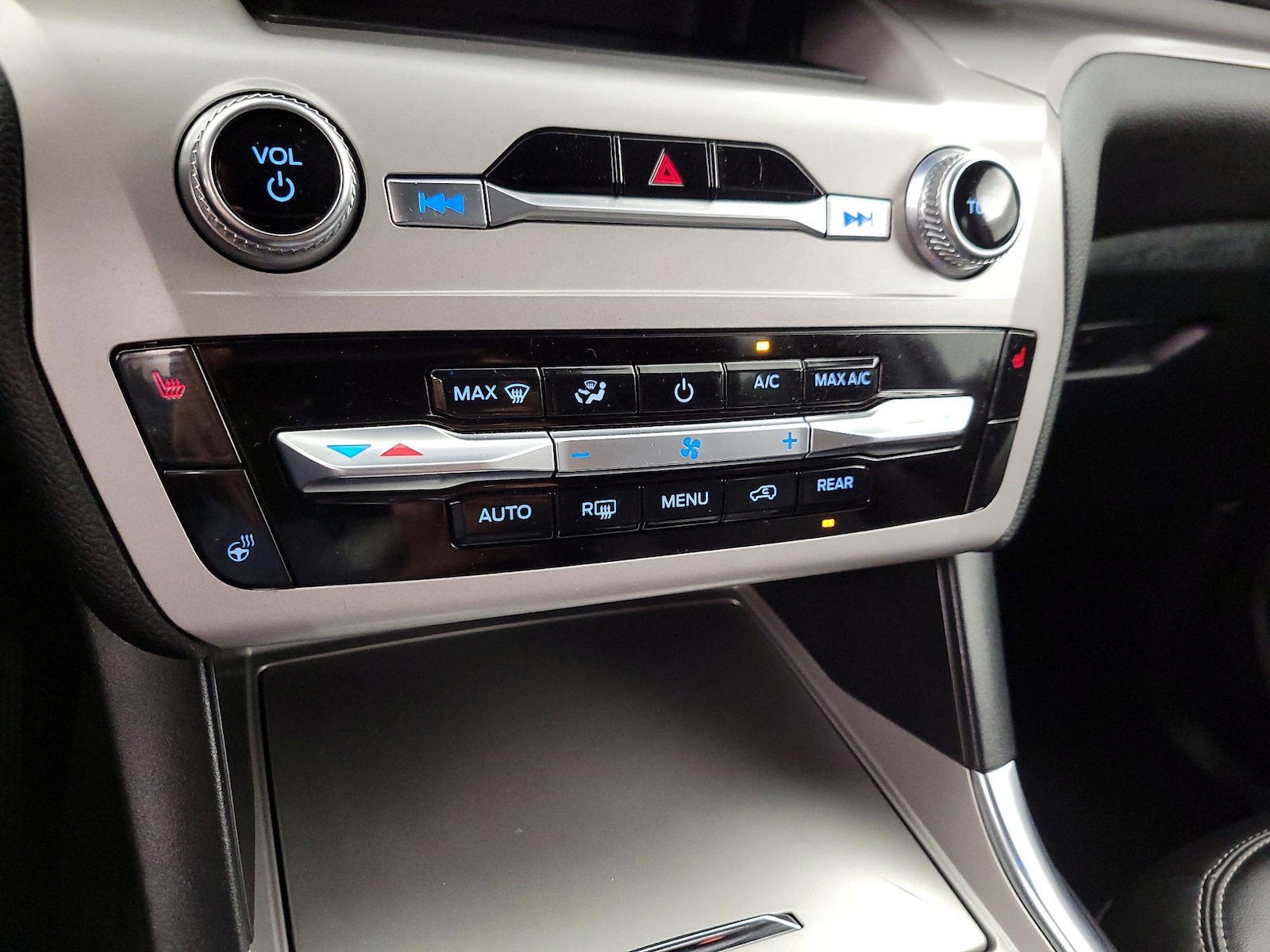 2023 Ford Explorer XLT - Photo 18
