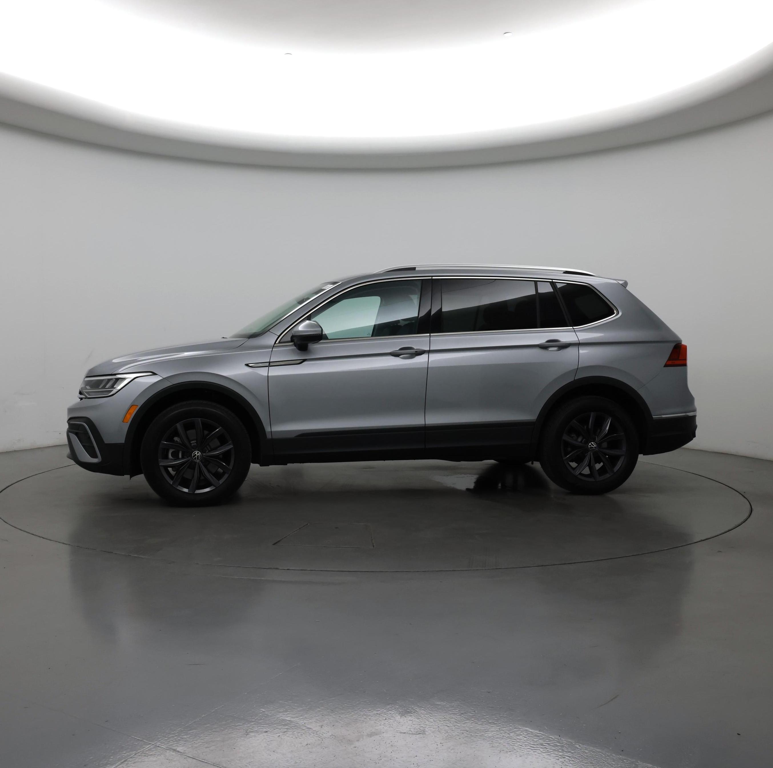 Thumbnail: 2023 Volkswagen Tiguan - 3
