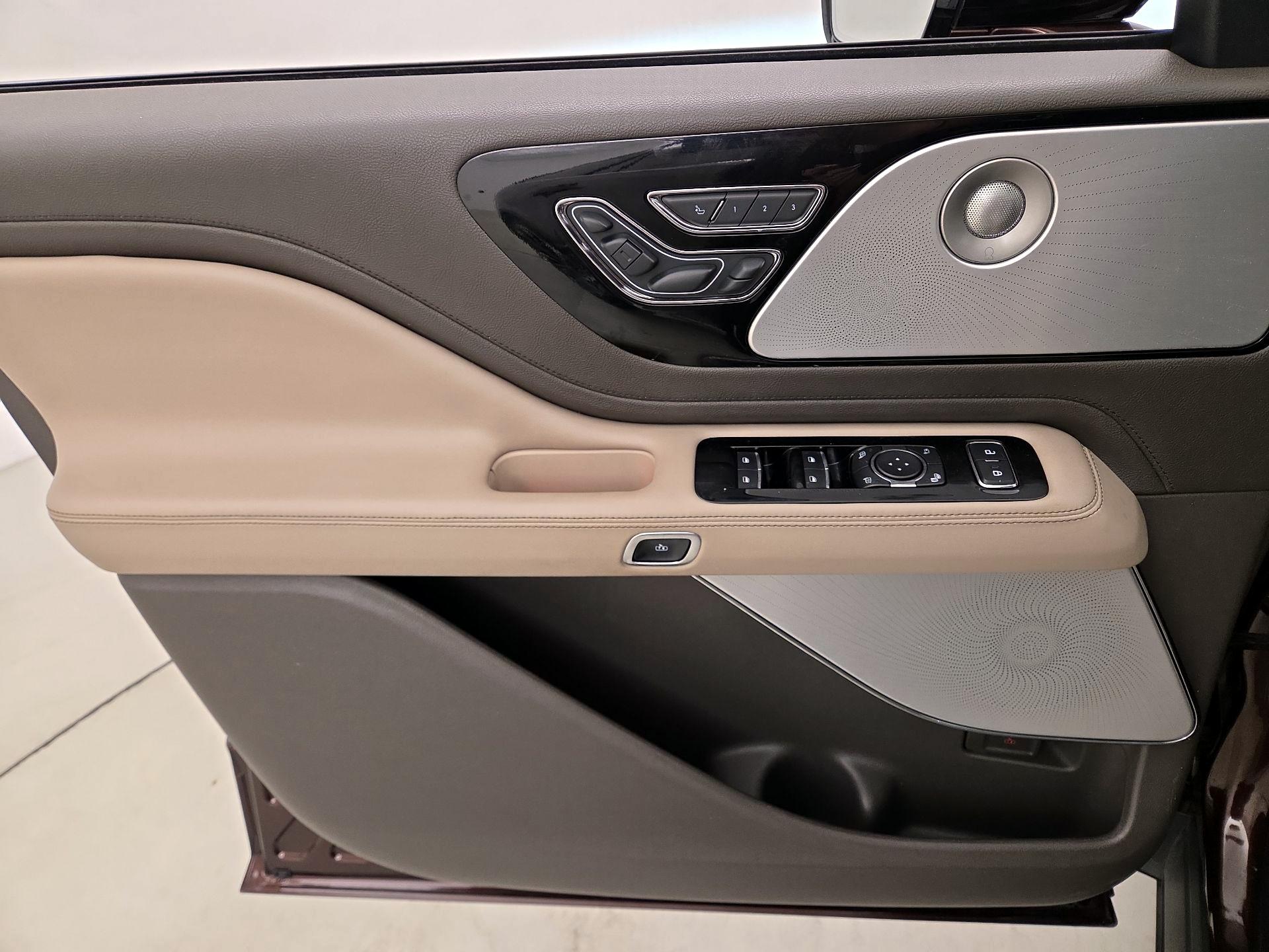 Thumbnail: 2020 Lincoln Aviator - 12