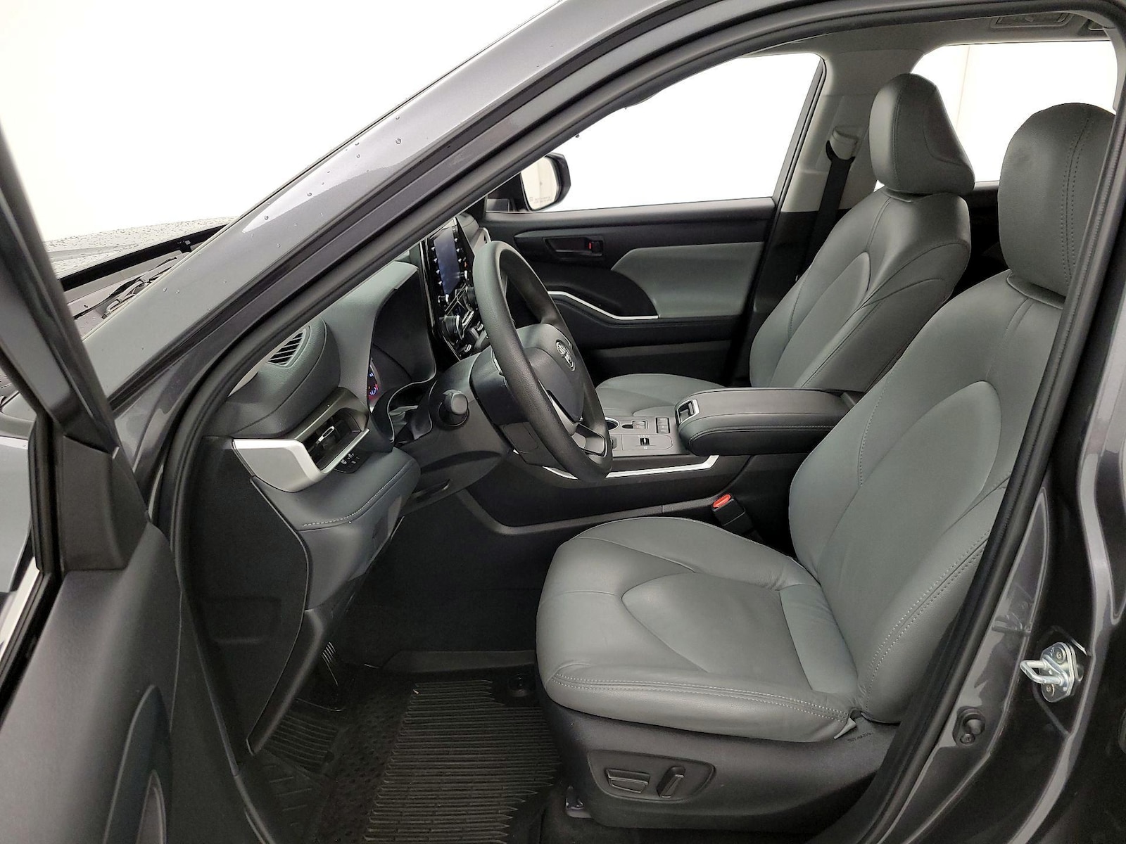 2022 Toyota Highlander L - Photo 12