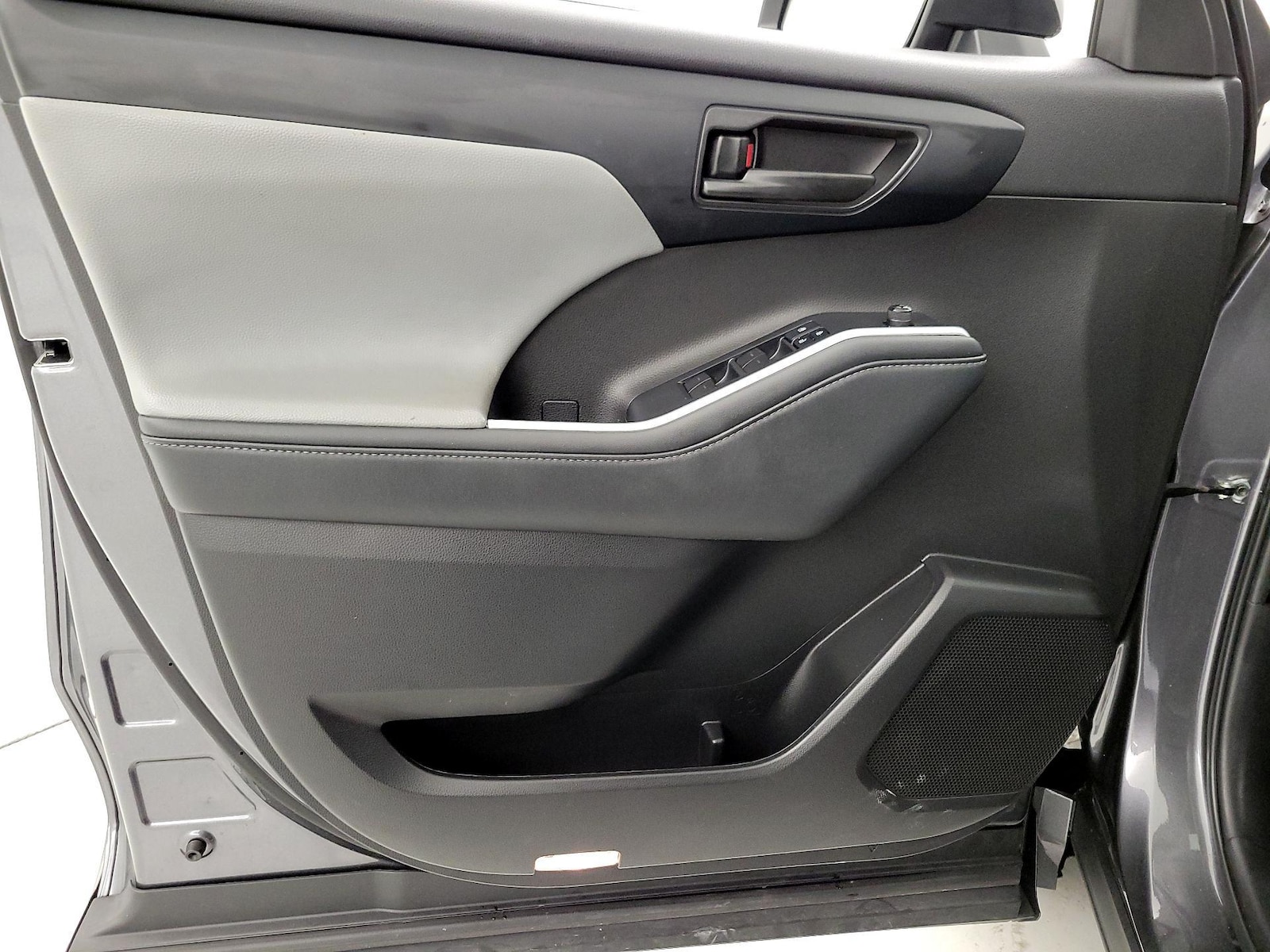 2022 Toyota Highlander L - Photo 13