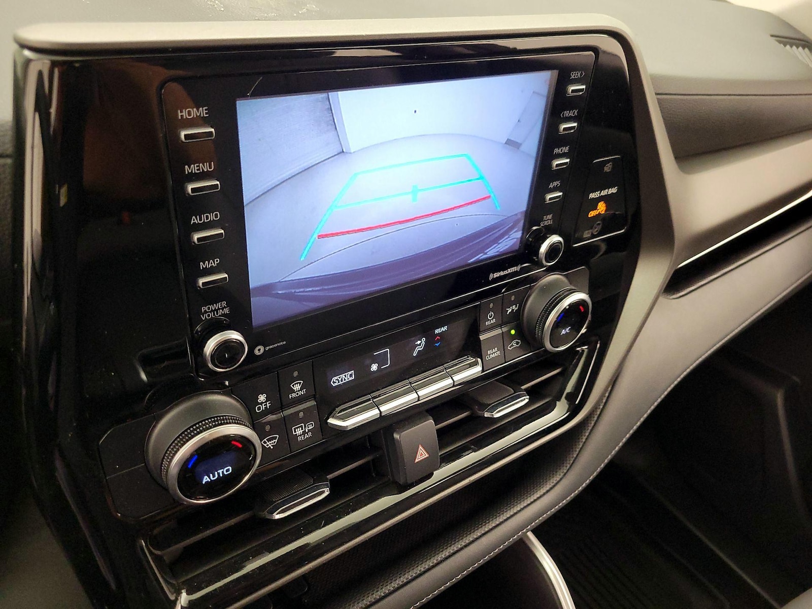 2022 Toyota Highlander L - Photo 15