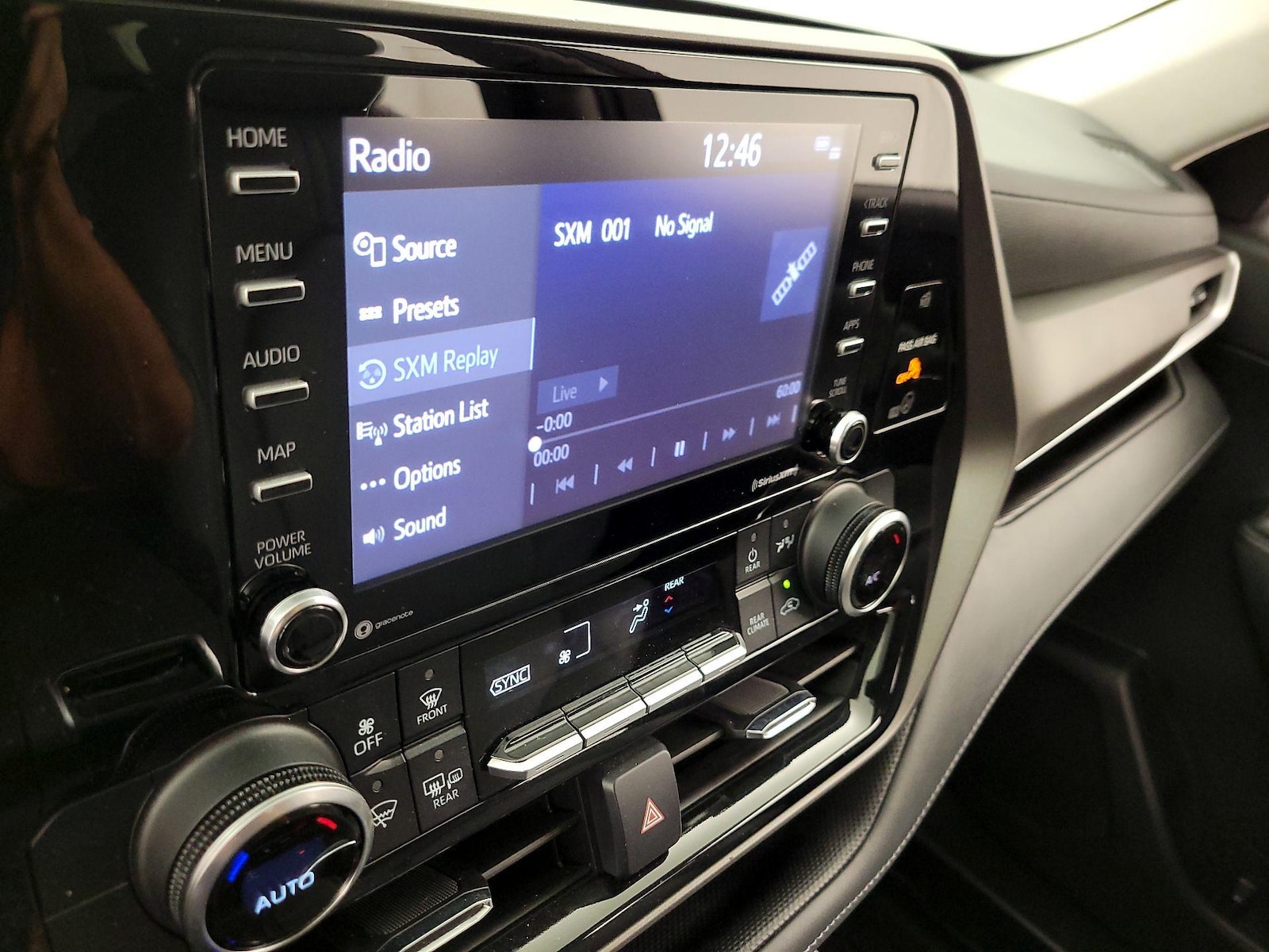 2022 Toyota Highlander L - Photo 16