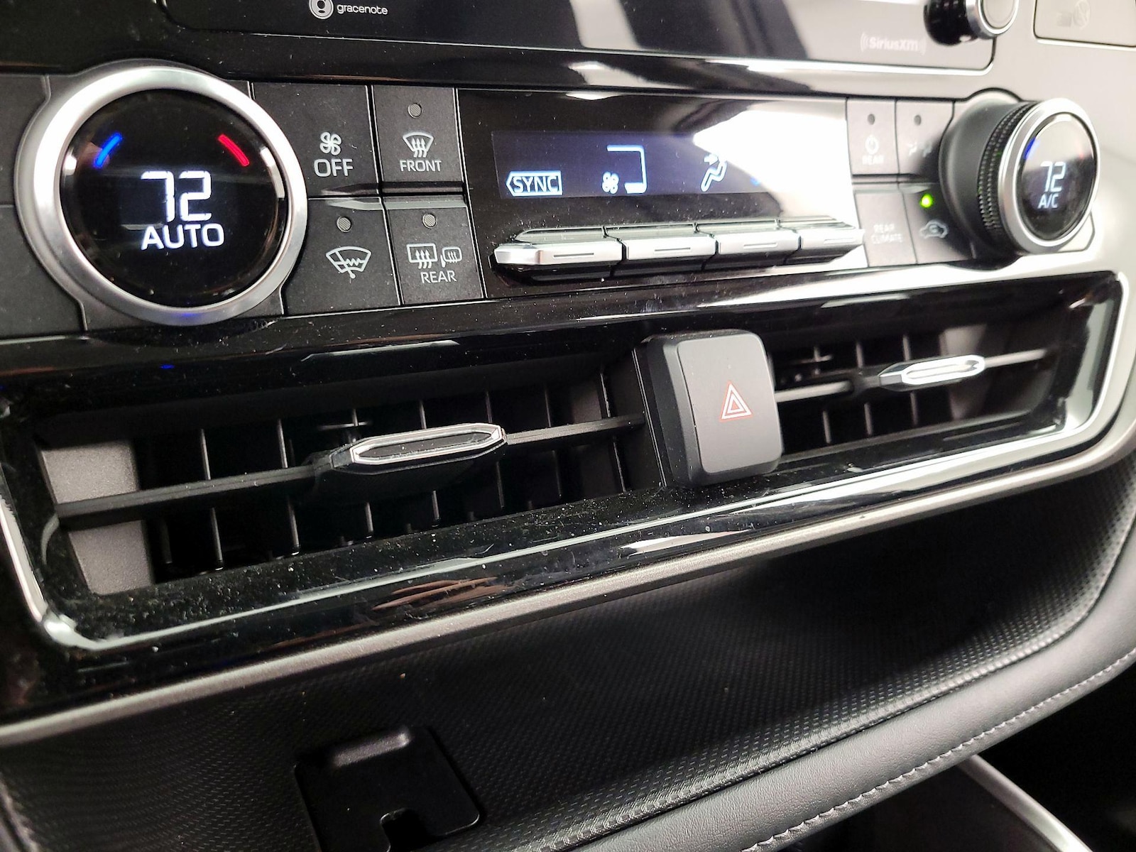 2022 Toyota Highlander L - Photo 17