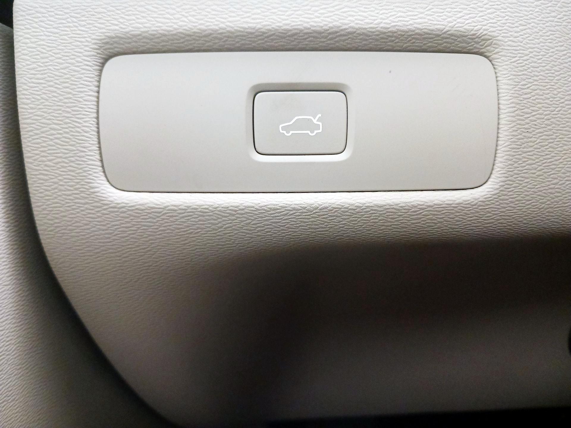 Thumbnail: 2023 Volvo XC60 - 13