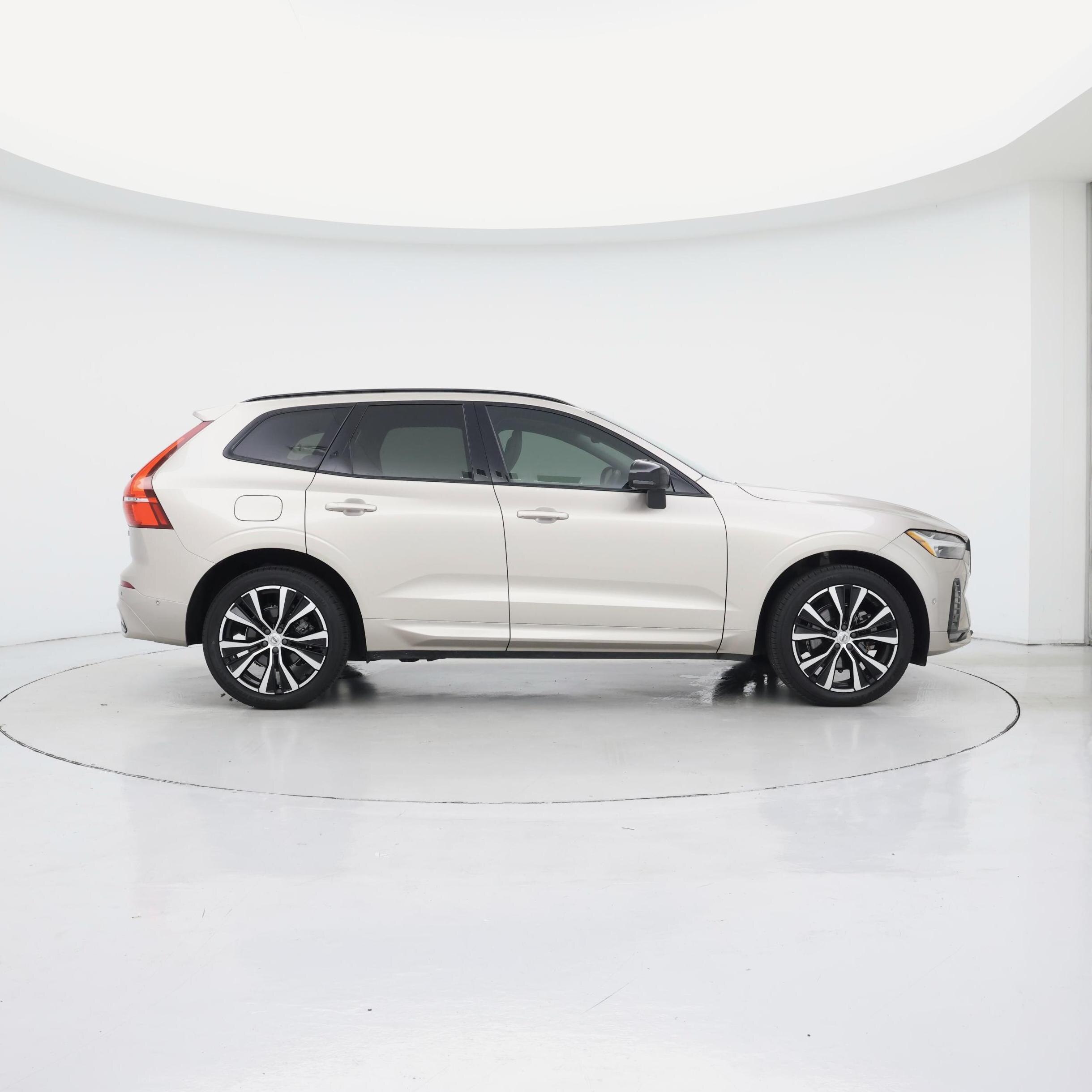 Thumbnail: 2023 Volvo XC60 - 7