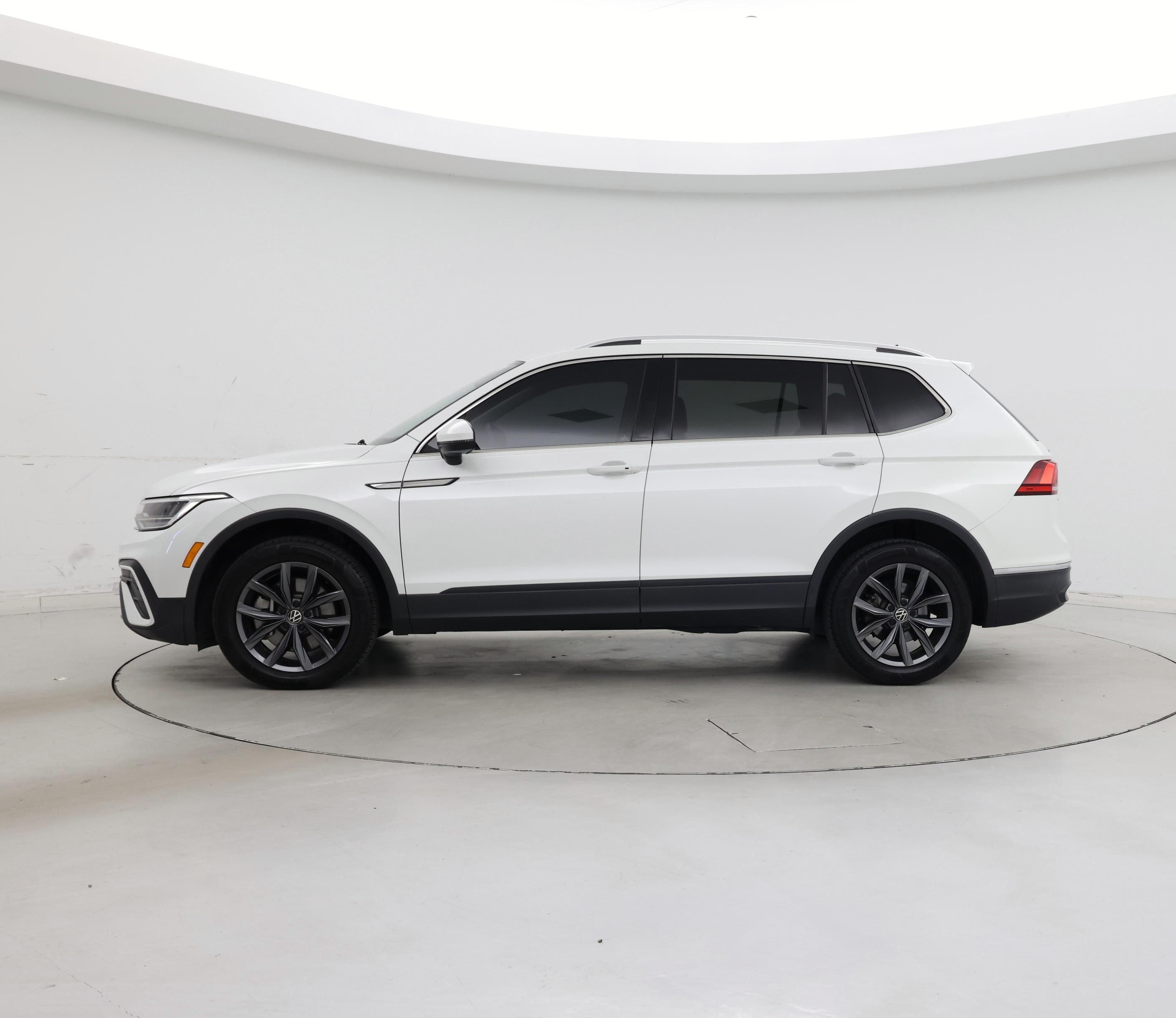 Thumbnail: 2023 Volkswagen Tiguan - 3