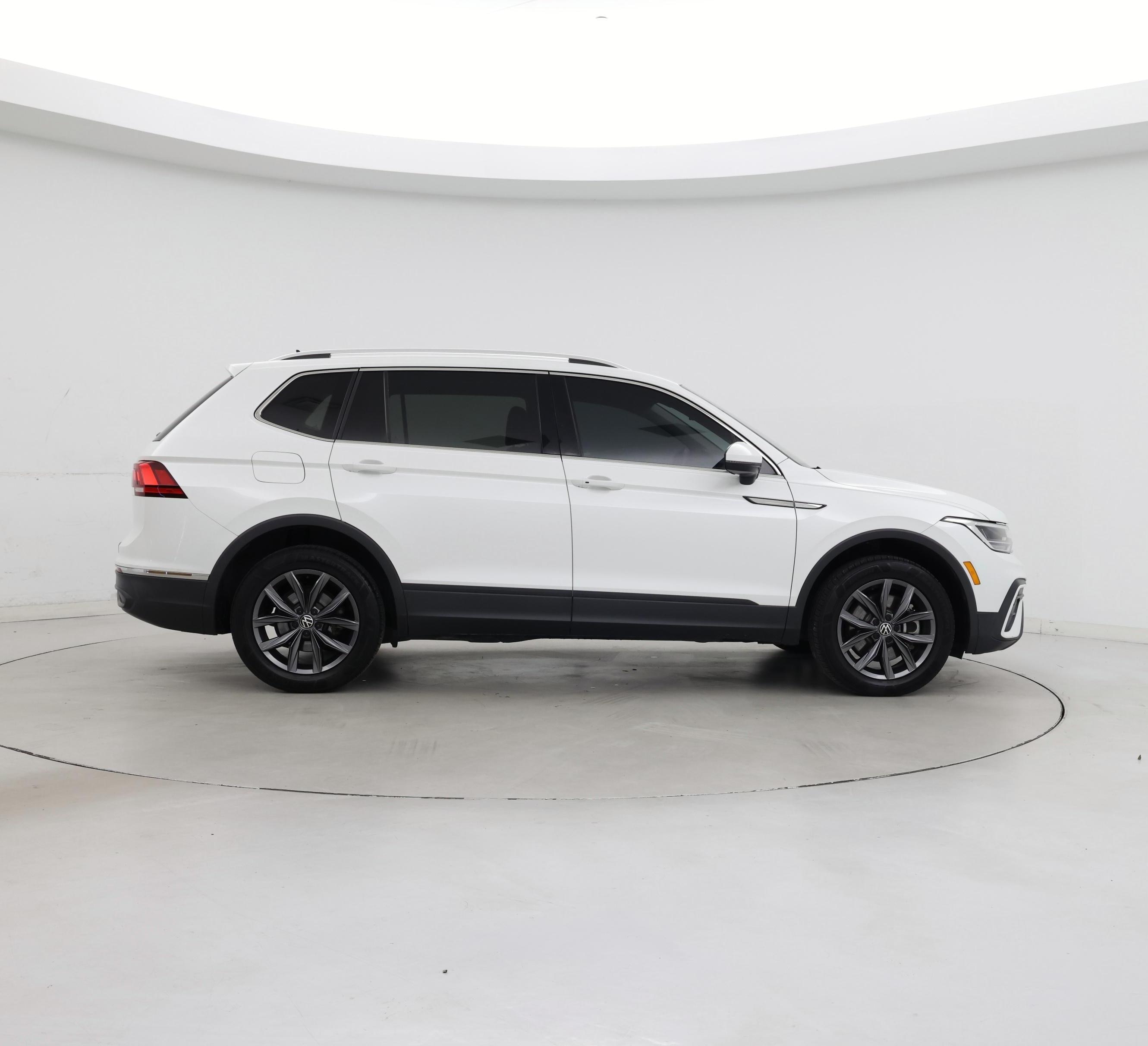 Thumbnail: 2023 Volkswagen Tiguan - 7