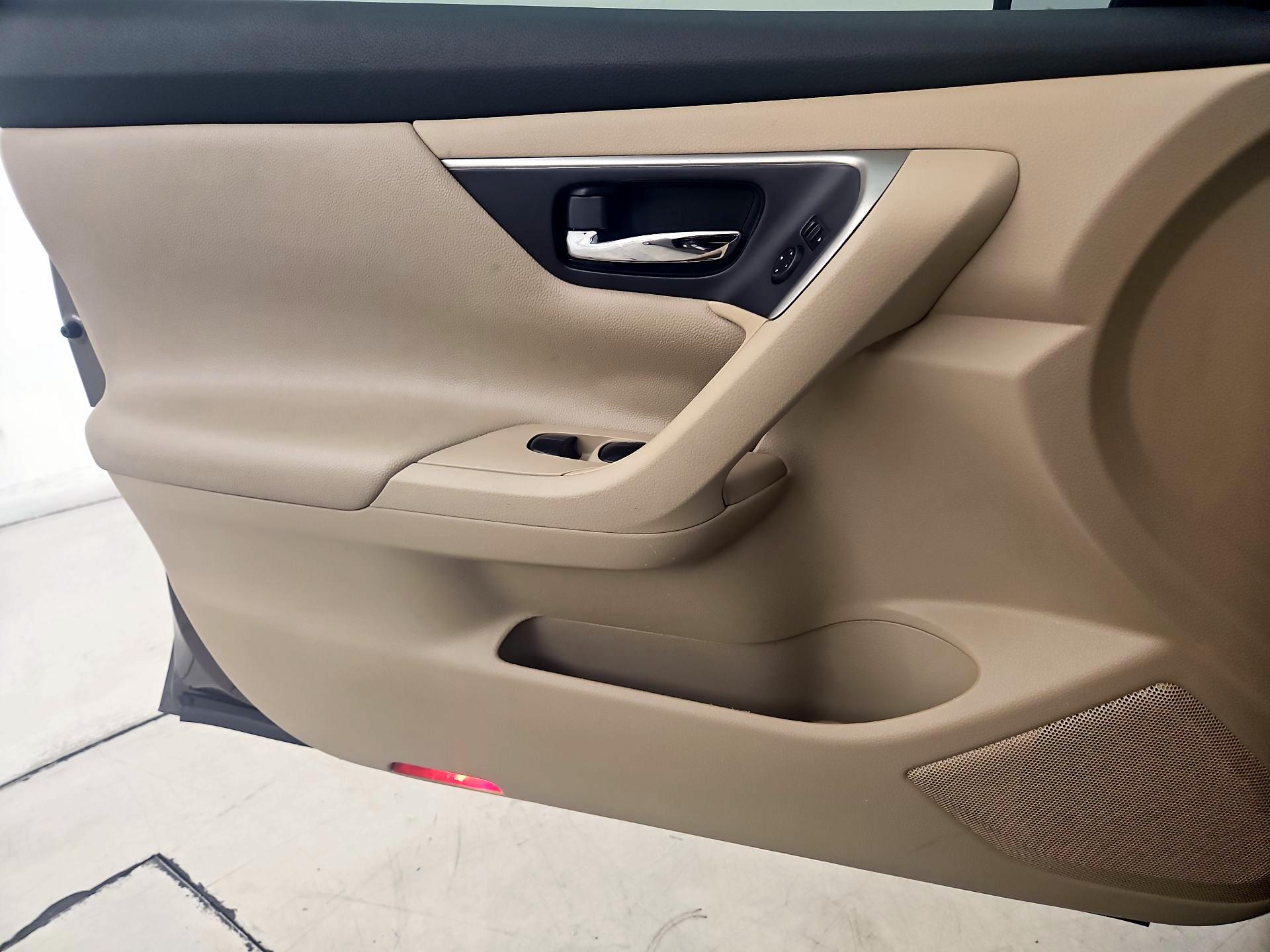 Thumbnail: 2015 Nissan Altima - 12