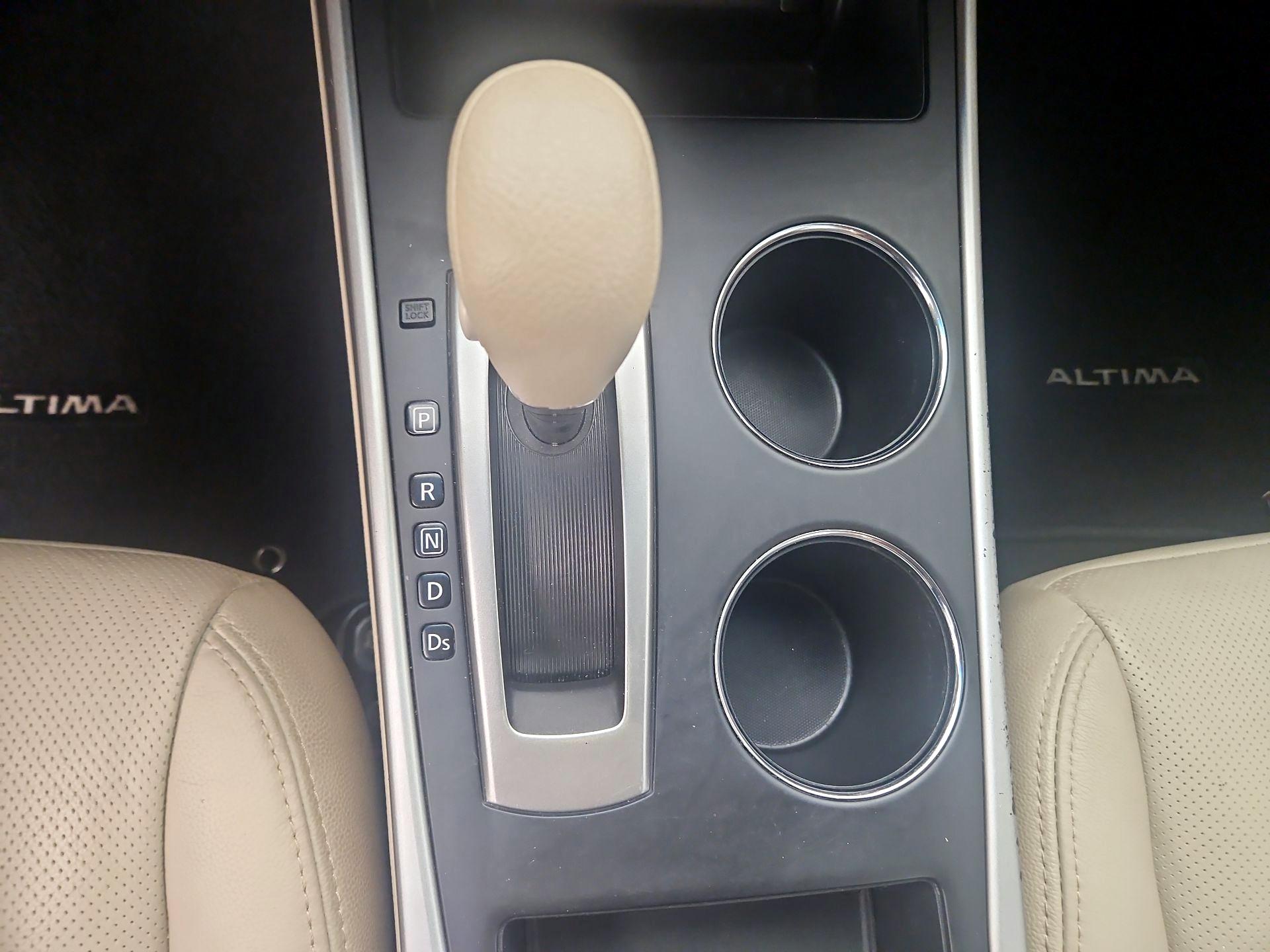 Thumbnail: 2015 Nissan Altima - 16