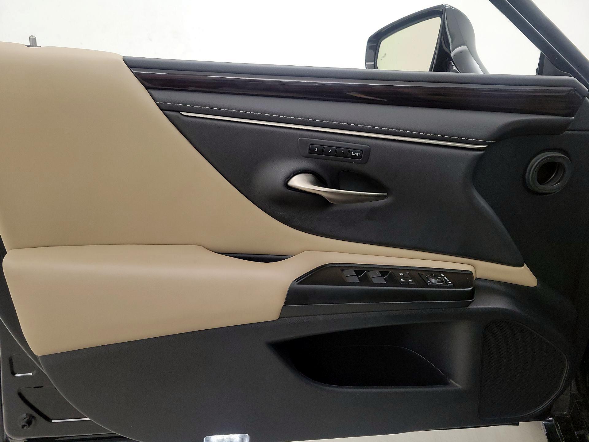 Thumbnail: 2020 Lexus ES - 12