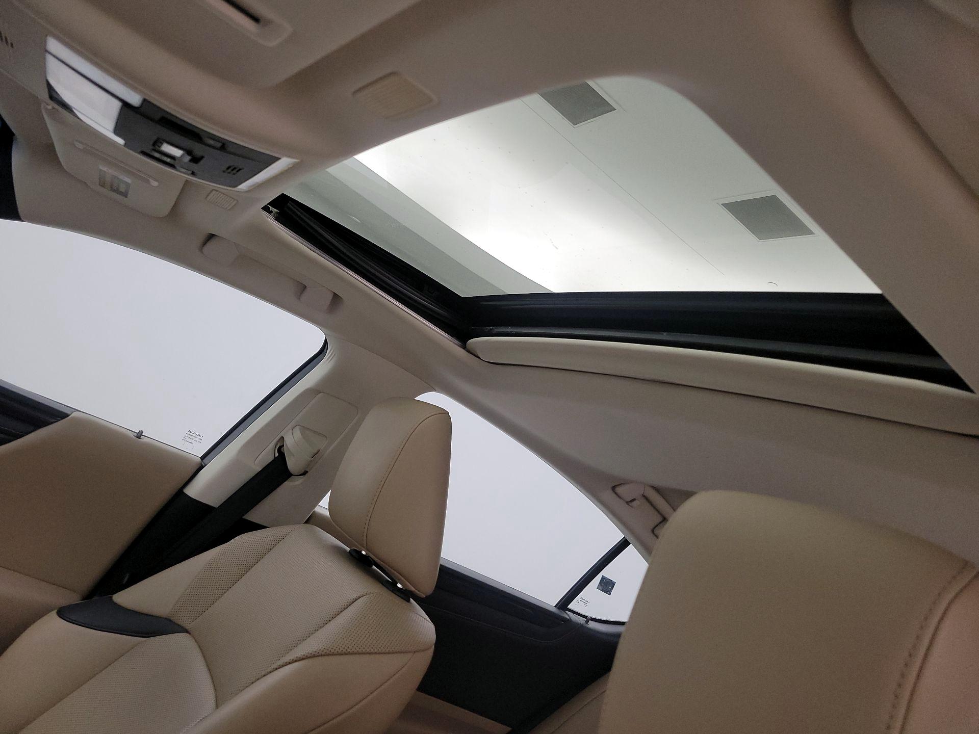 Thumbnail: 2020 Lexus ES - 18
