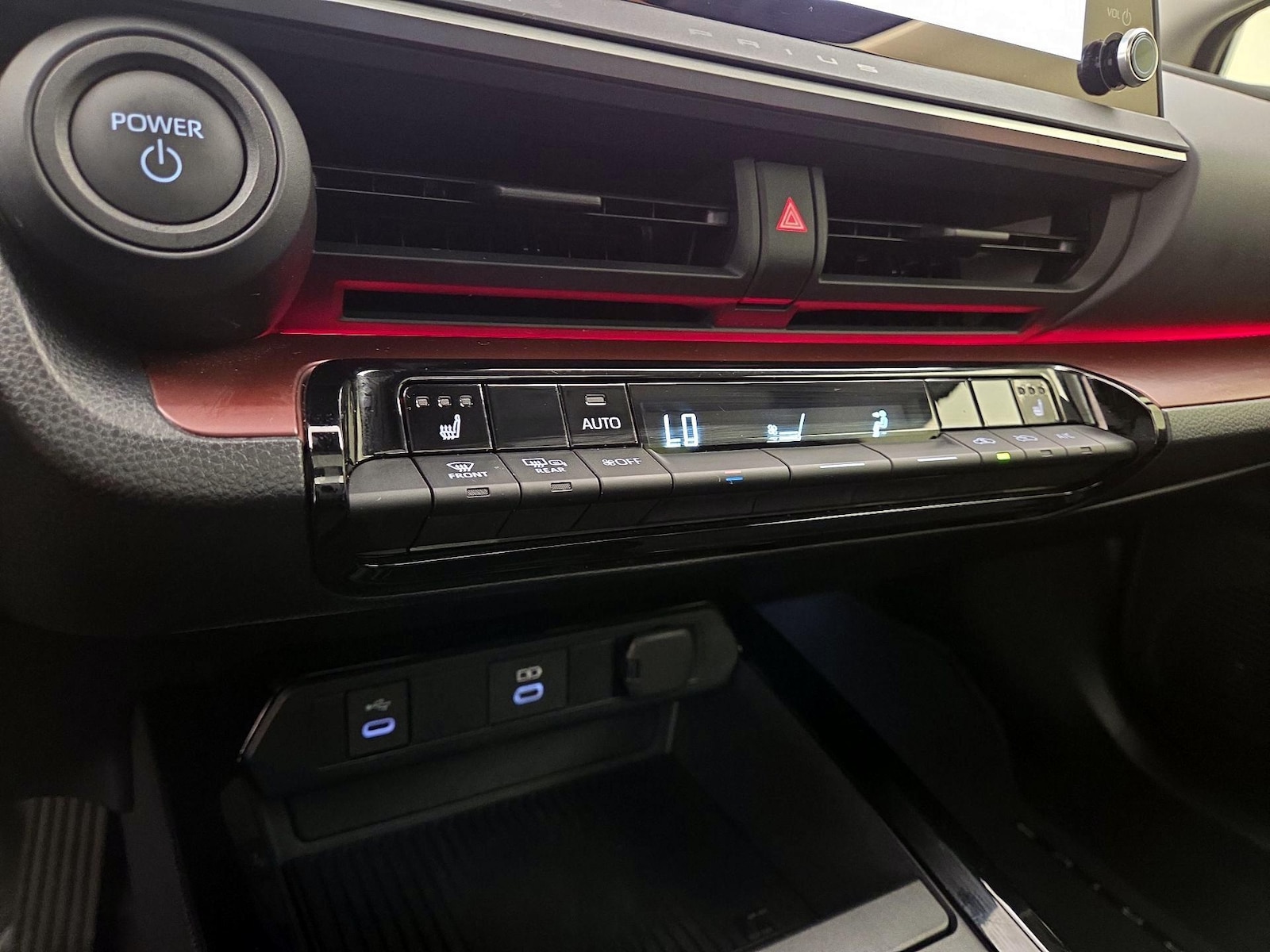 2025 Toyota Prius XSE - Photo 17