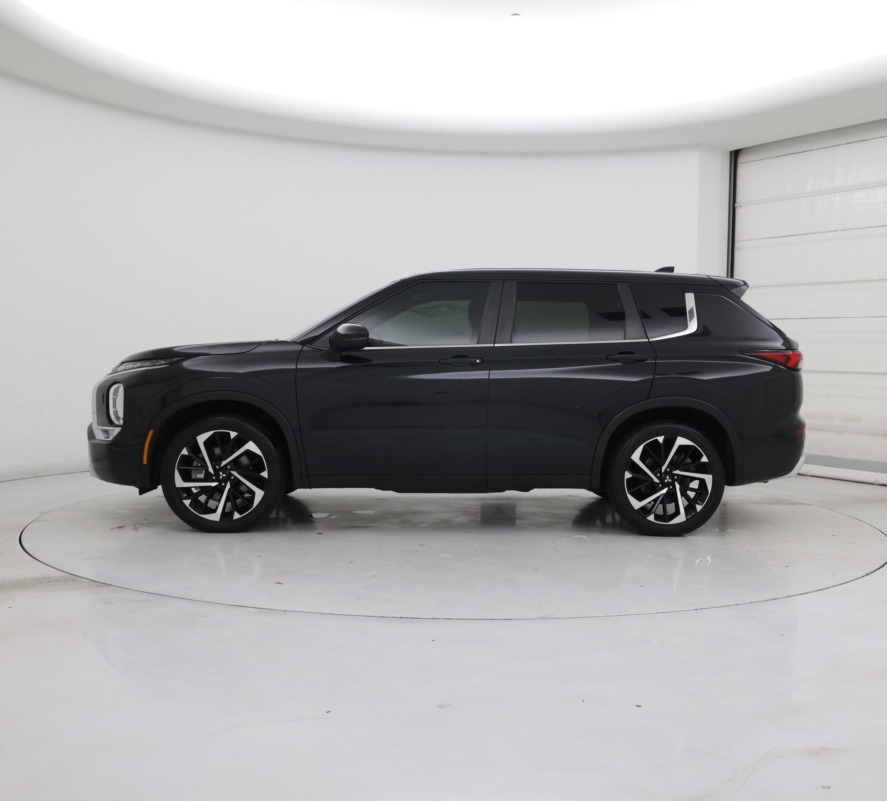 Thumbnail: 2024 Mitsubishi Outlander - 3