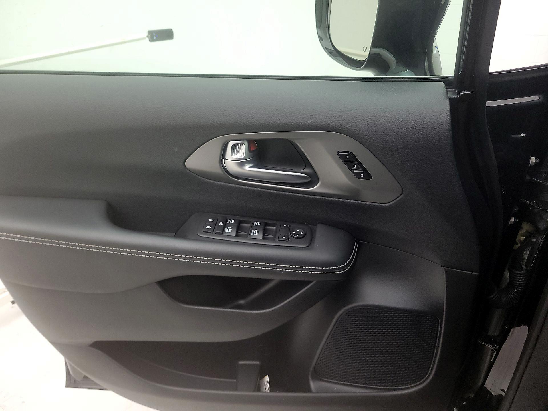 Thumbnail: 2025 Chrysler Pacifica - 12