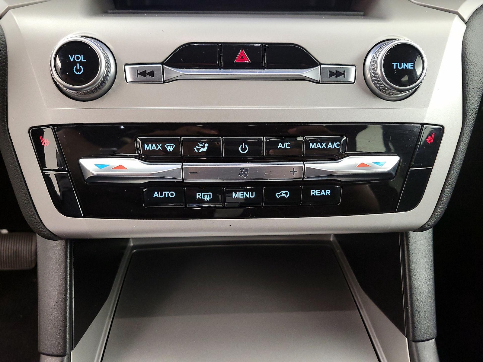 2023 Ford Explorer XLT - Photo 17