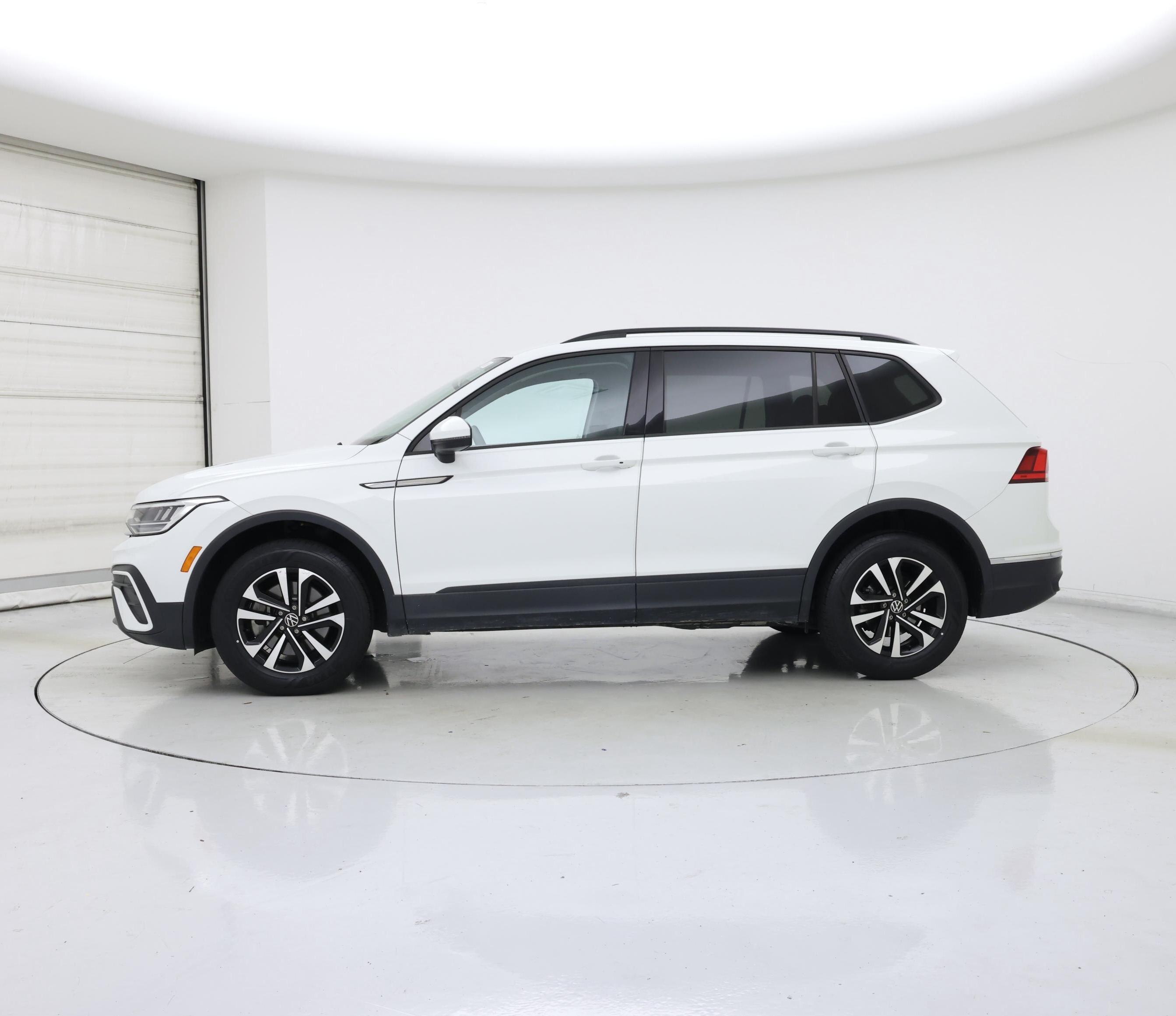 Thumbnail: 2022 Volkswagen Tiguan - 3